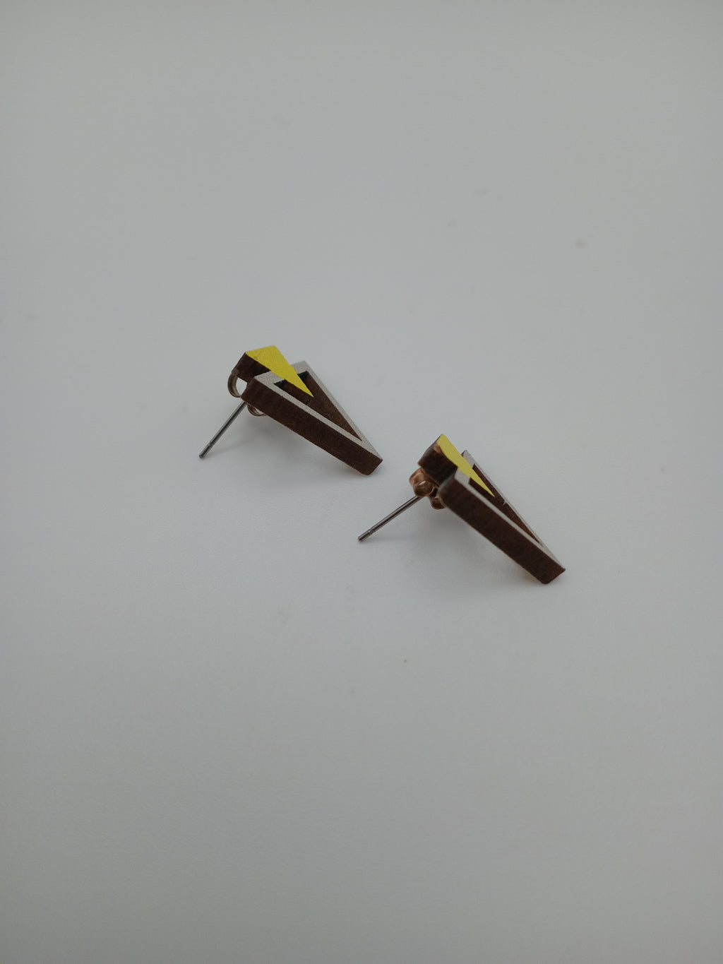 BRINCO GEOMETRICOS TRIANGULO AMARELO BRANCO