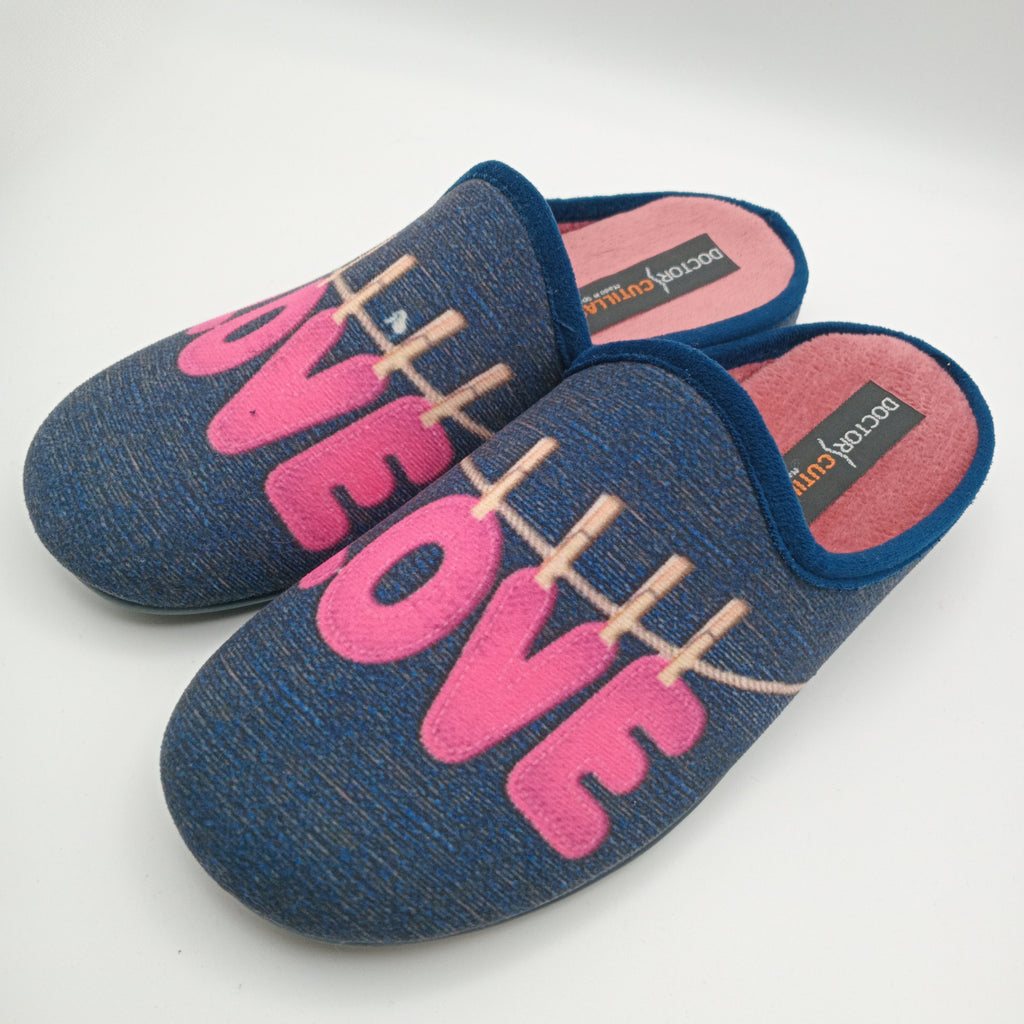 PANTUFAS DOCTOR CUTILLAS AZUL ROSA TECIDO ESTAMPA LOVE PINDURADO COM PREGADORES