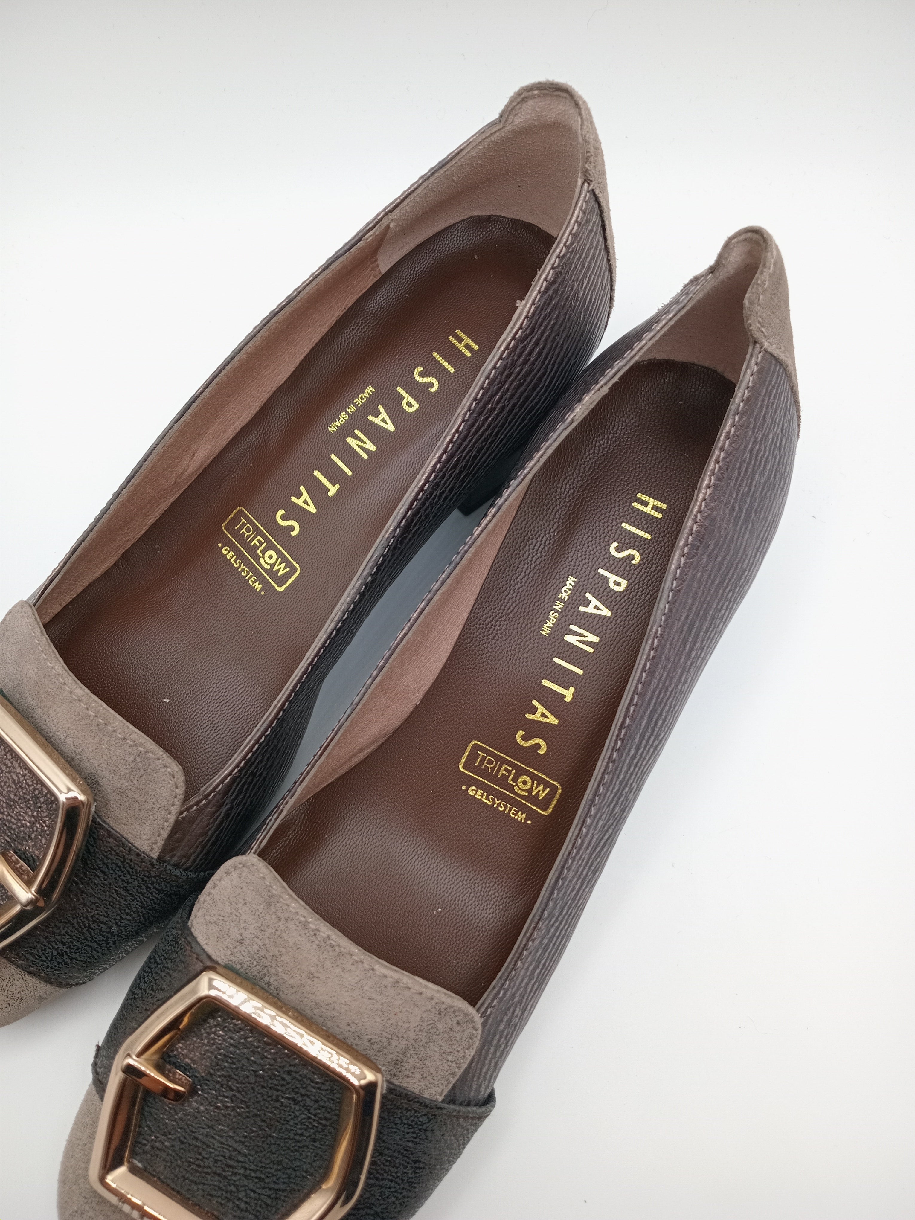 SABRINA SALTO HISPANITAS CASTANHO ESCURO COURO FIVELA DOURADA A FRENTE BICO QUADRADO