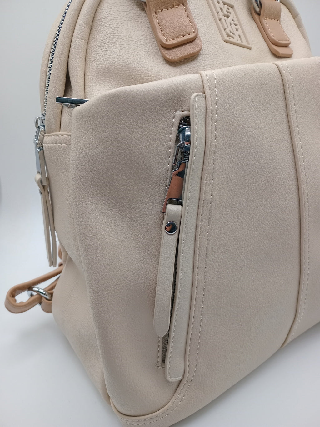 MOCHILA REFRESH BEGE CASTANHO CLARO ECO PELE BOLSO DUPLO FRONTAL ALÇA AJUSTÁVEL MALA