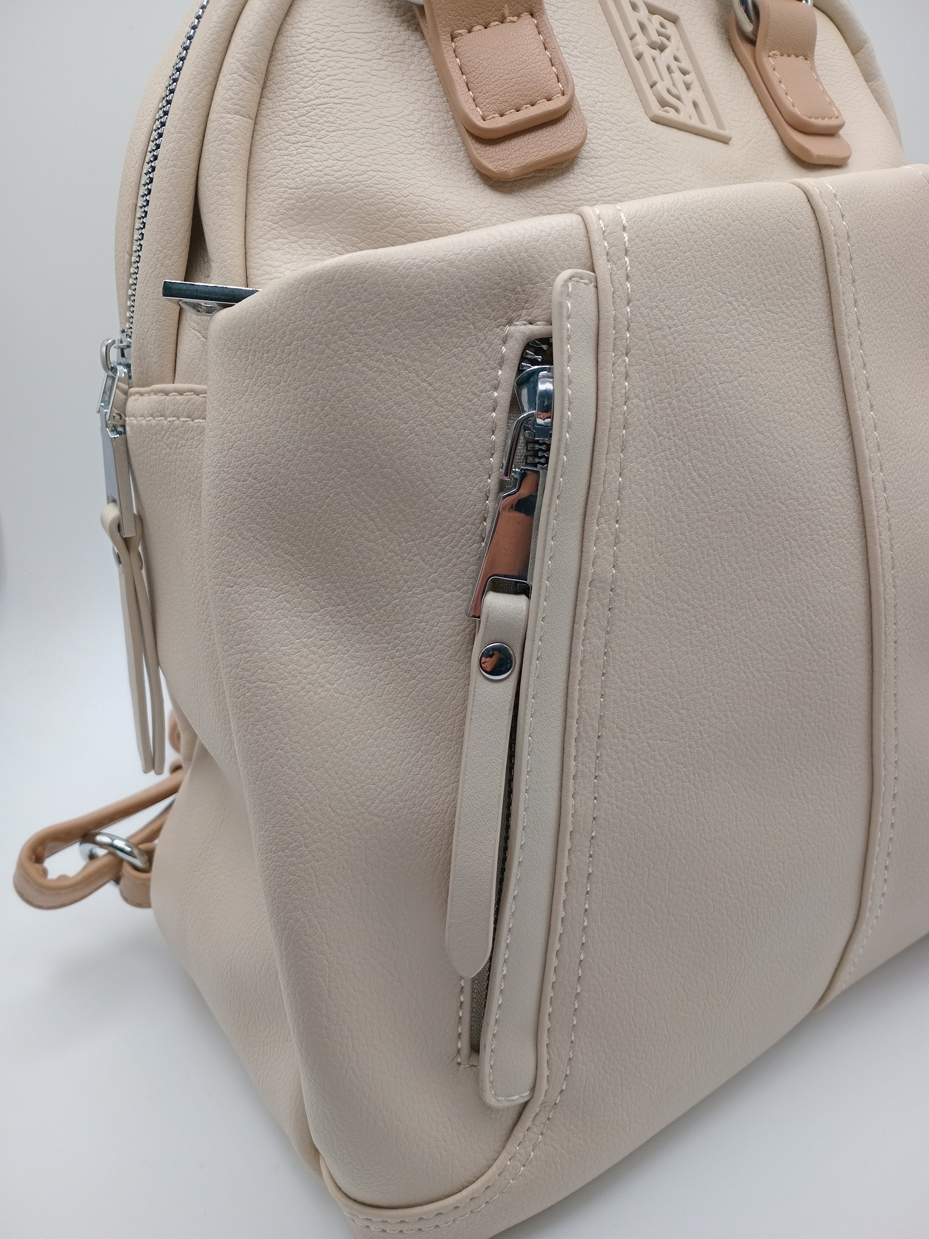 MOCHILA REFRESH BEGE CASTANHO CLARO ECO PELE BOLSO DUPLO FRONTAL ALÇA AJUSTÁVEL MALA
