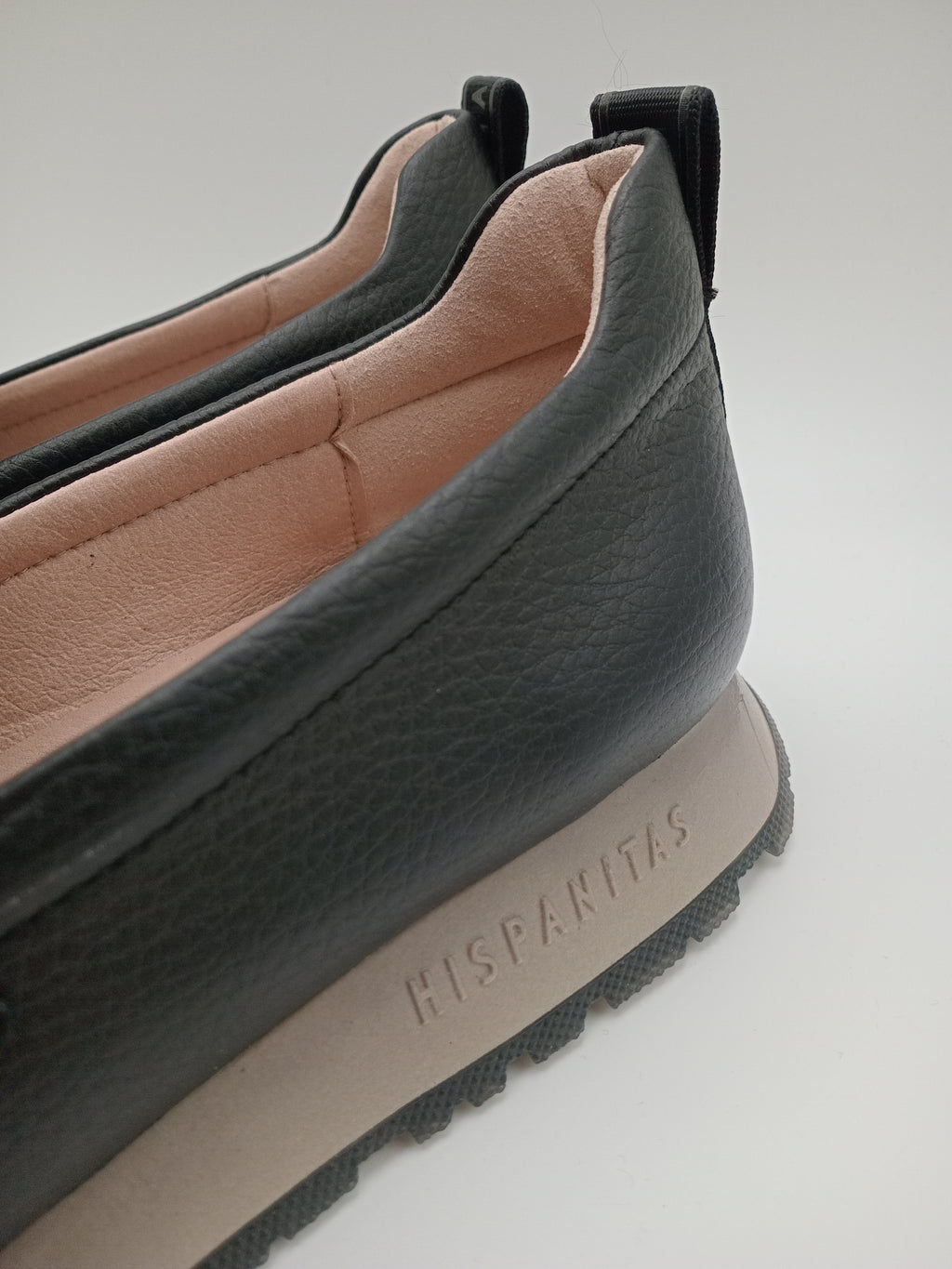 MOCASSIM PLATAFORMA HISPANITAS PRETO ASFALTO COURO FIVELA CINZA FOSCO TRATORADO