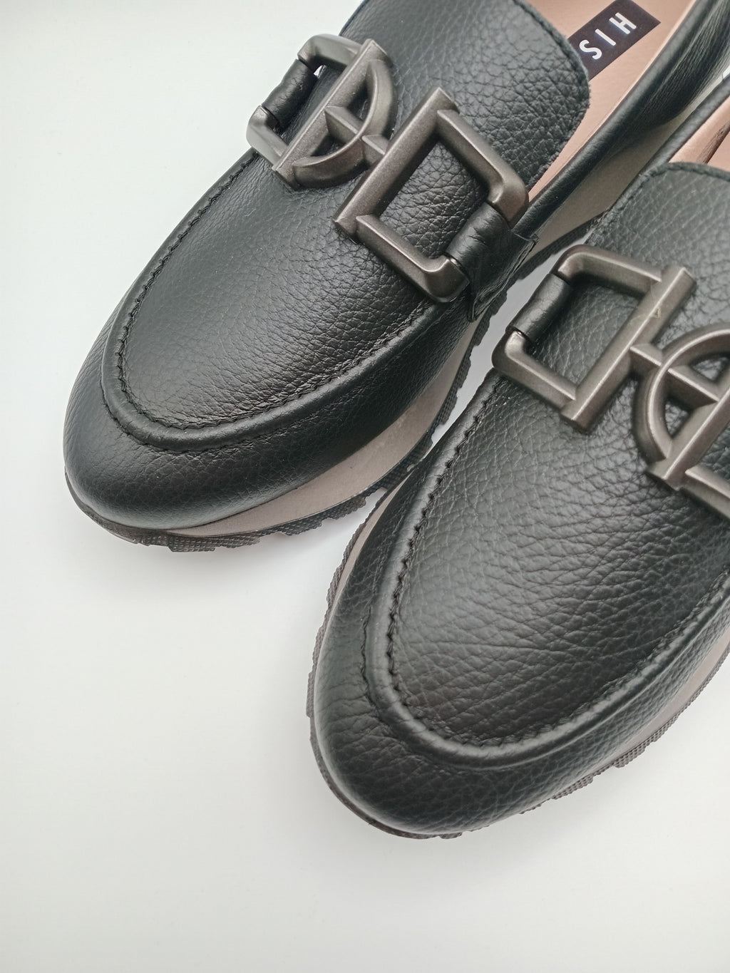 MOCASSIM PLATAFORMA HISPANITAS PRETO ASFALTO COURO FIVELA CINZA FOSCO TRATORADO