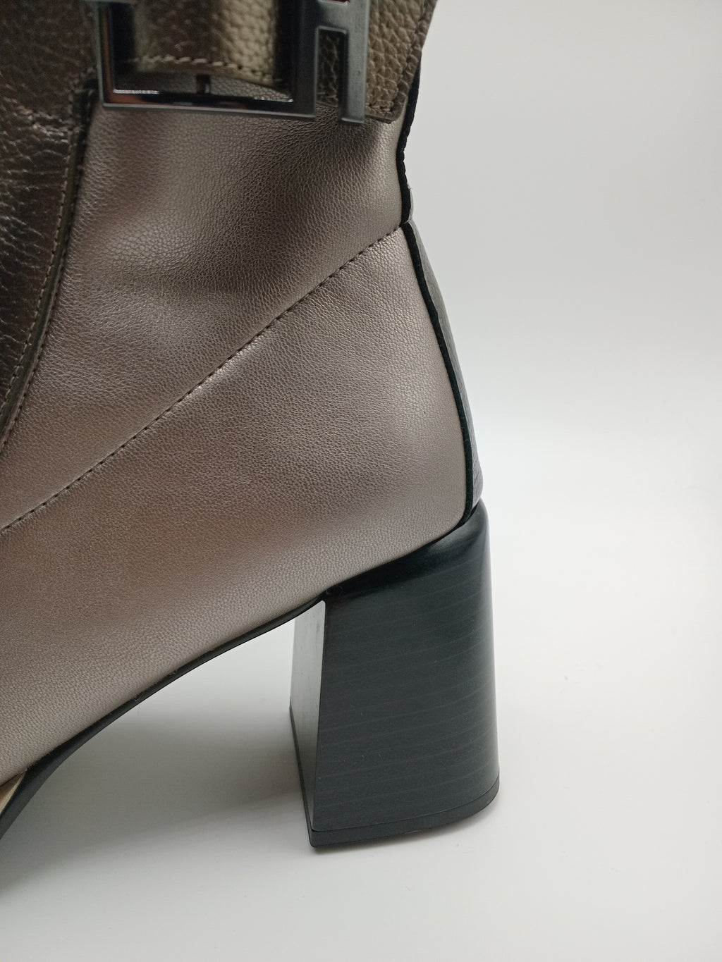 BOTA QUADRADA HISPANITAS PRATA ASFALTO CINZA ZIPER FIVELA H LOGO