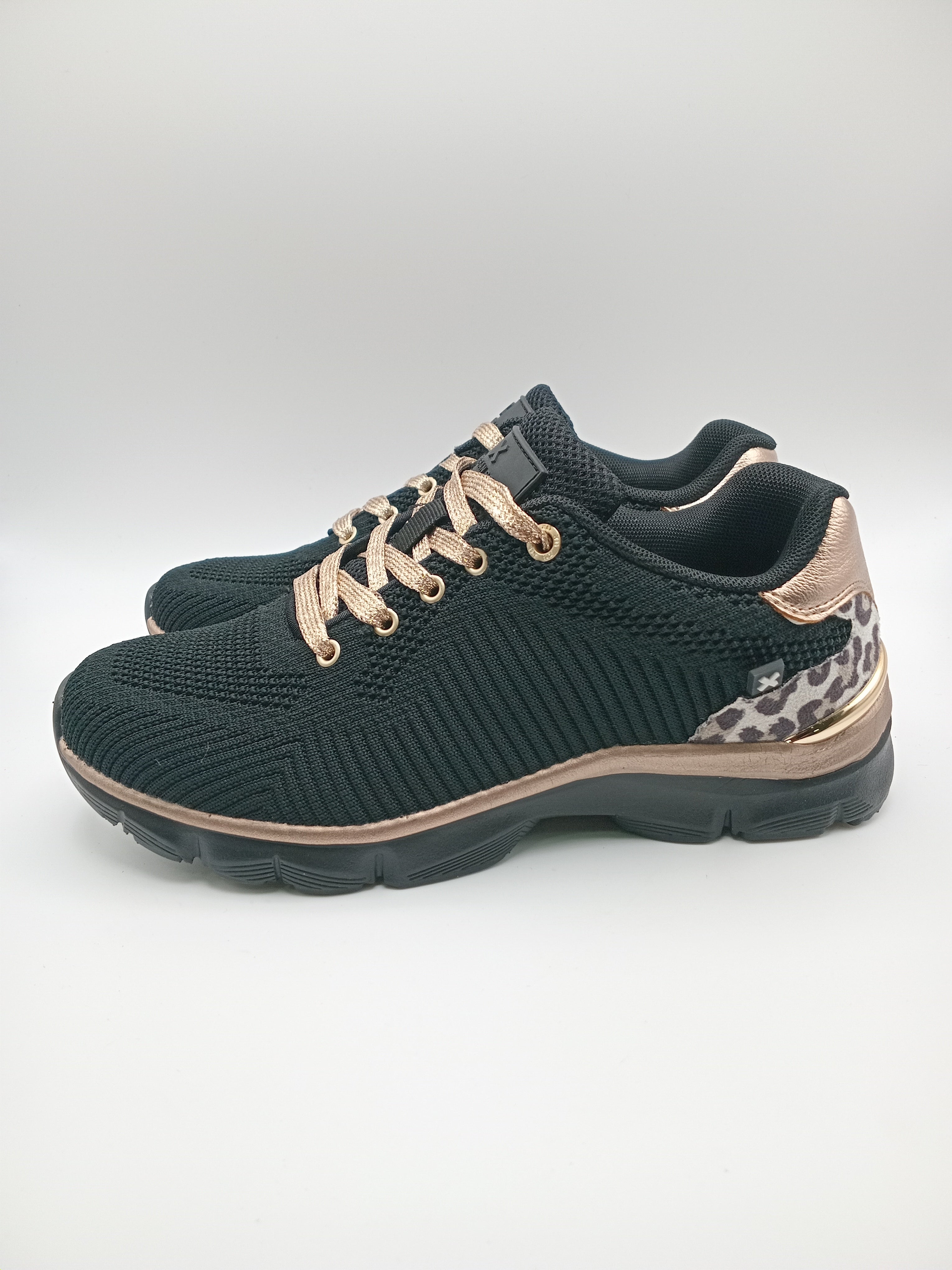 TÊNIS XTI PRETO DOURADO ONÇA ANIMAL PRINT TECIDO SOLA SPORT