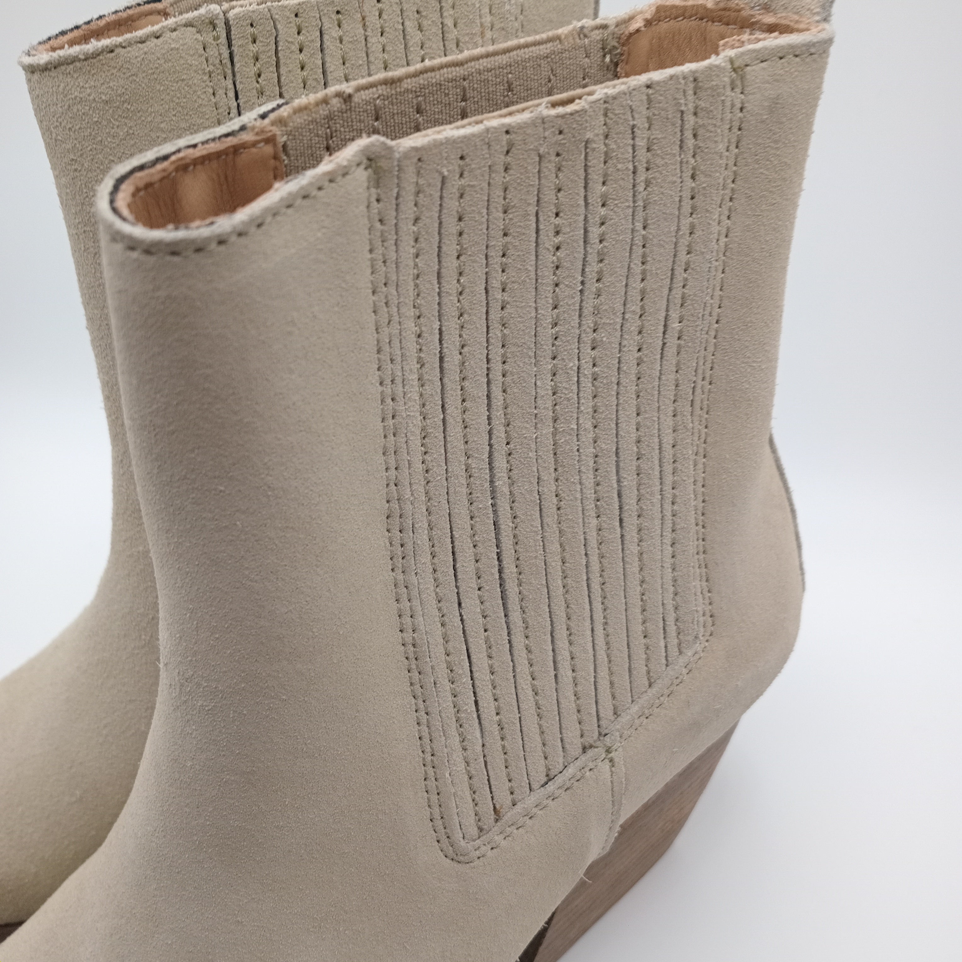 BOTA TEXANA CATARINA MARTINS CM BEGE COURO LATERAL CANELADO BICUDO