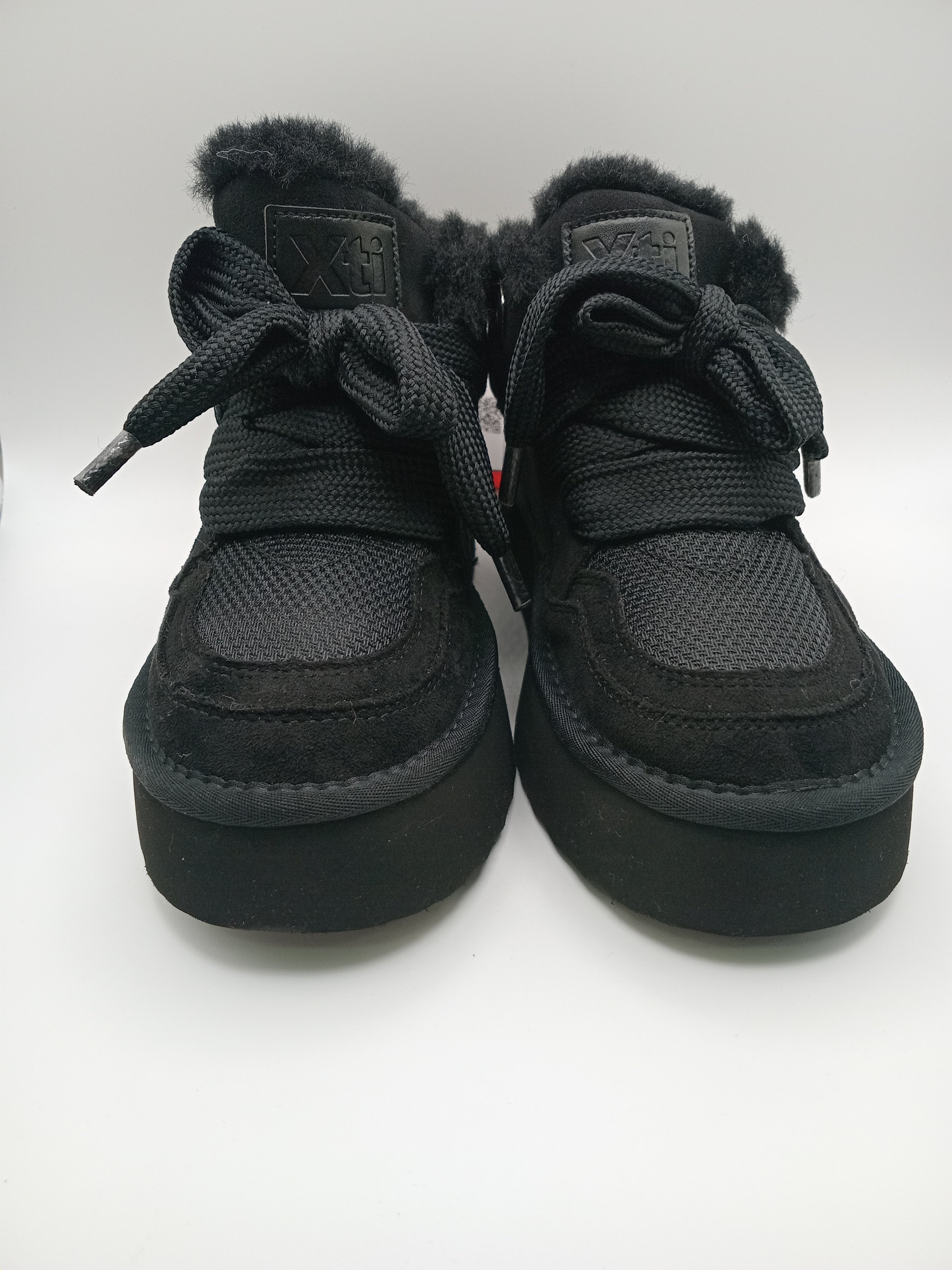 TÊNIS XTI PRETO PLATAFORMA PELOS BRANCO LAÇO