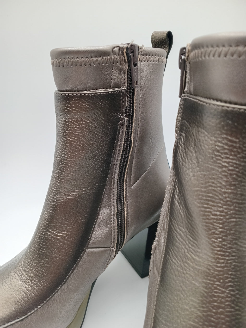 BOTA QUADRADA HISPANITAS PRATA ASFALTO CINZA ZIPER FIVELA H LOGO