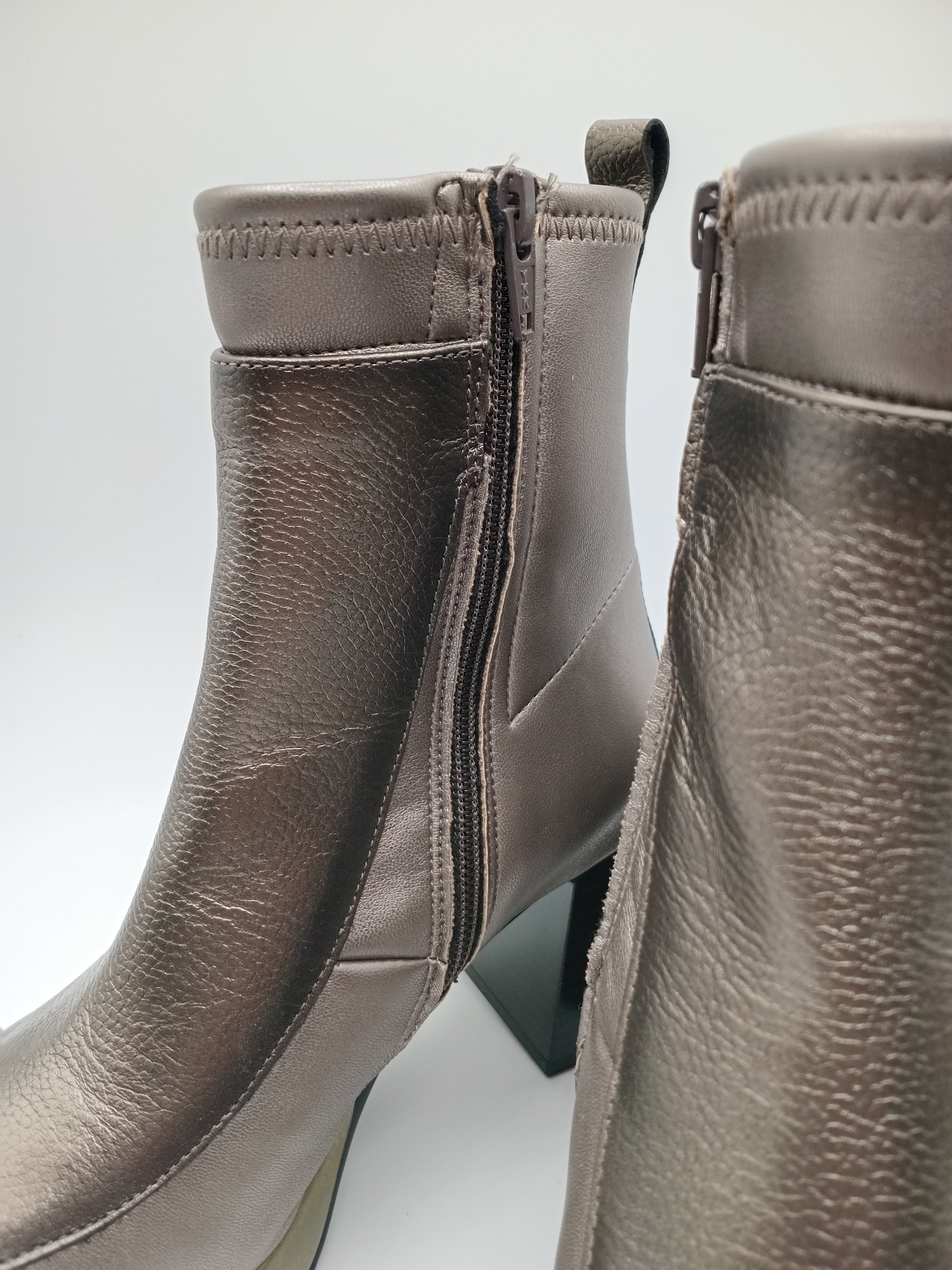 BOTA QUADRADA HISPANITAS PRATA ASFALTO CINZA ZIPER FIVELA H LOGO