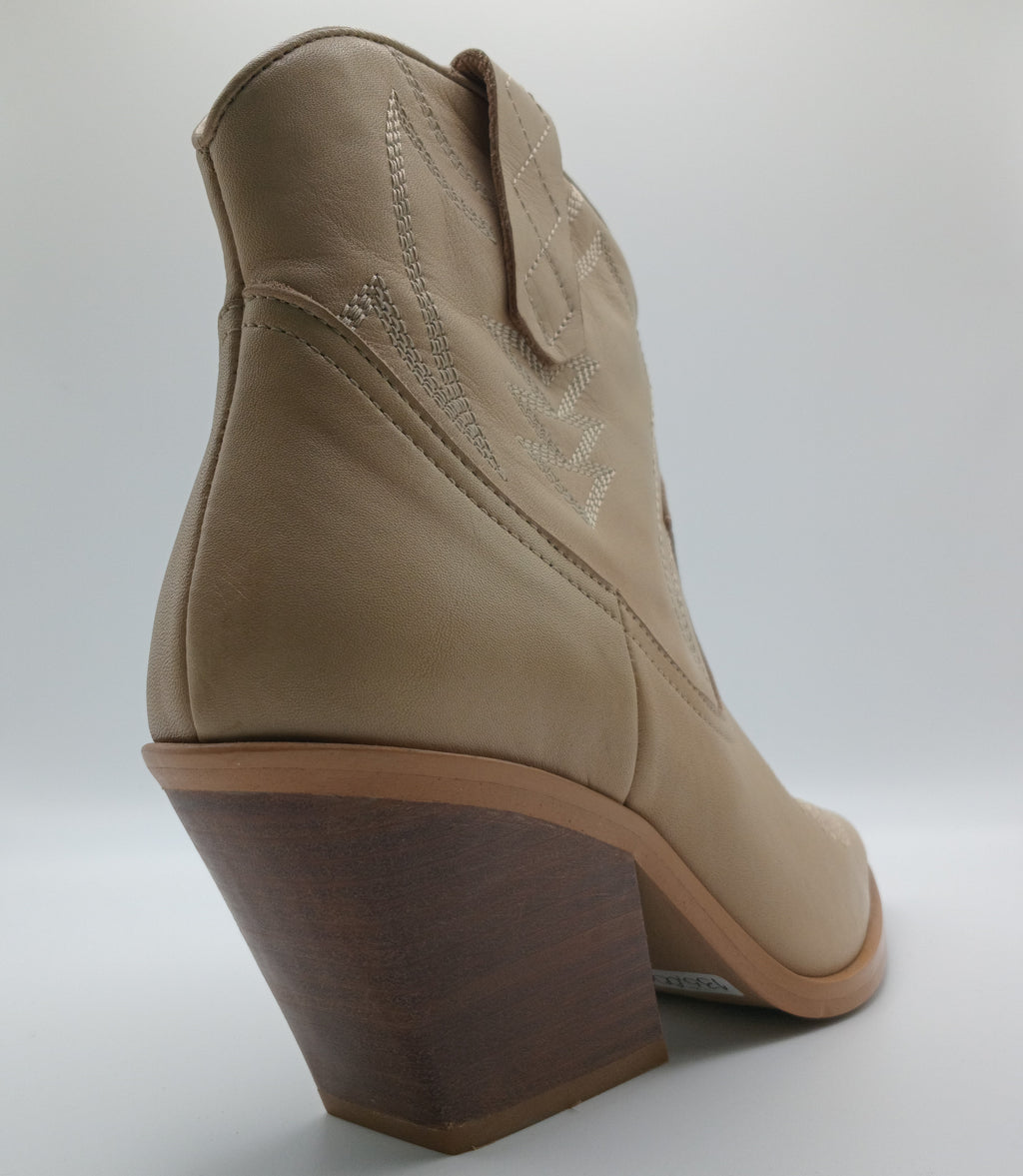 BOTA TEXANA BEAT SHOES BEGE COURO BORDADO BICUDO