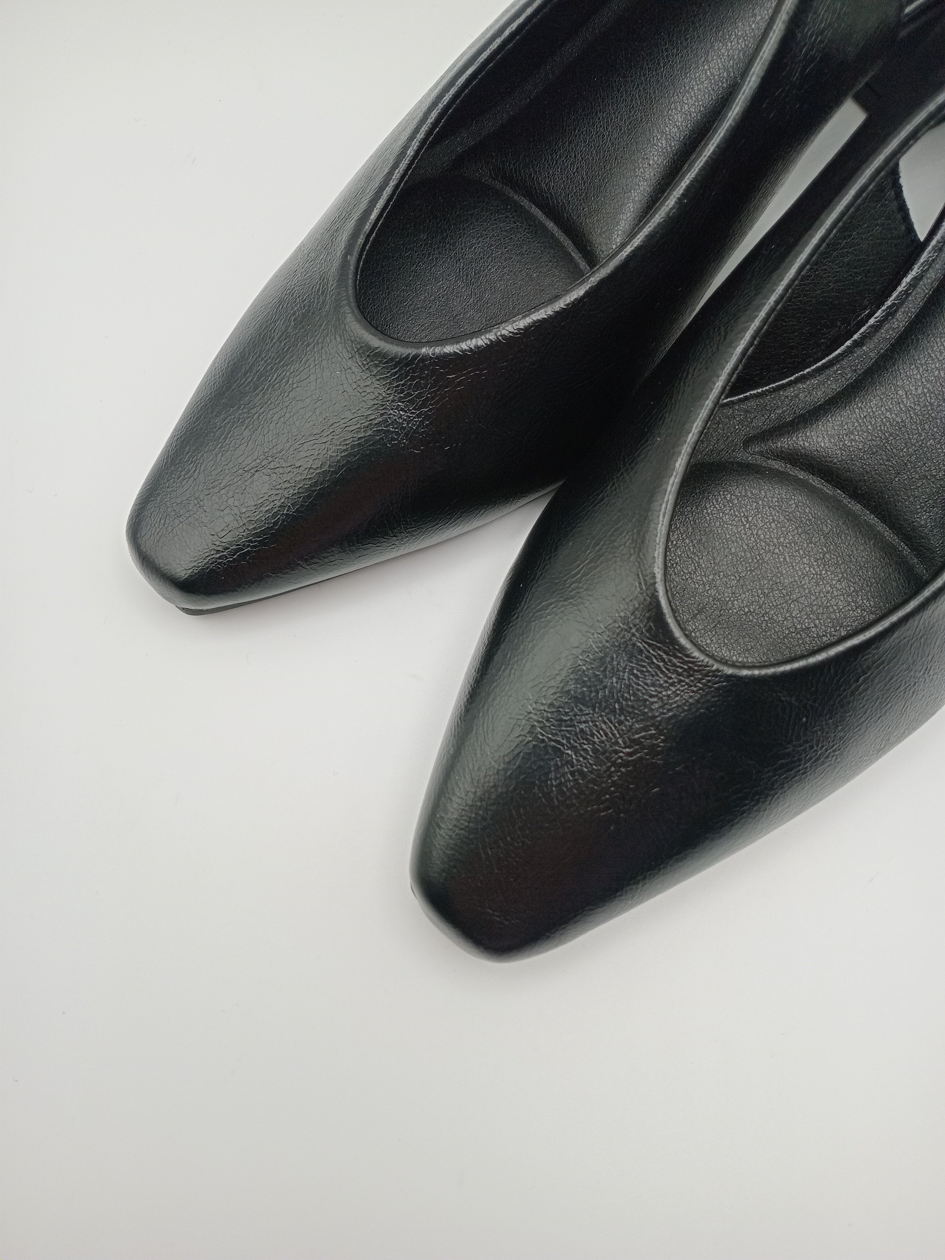 SABRINA SALTO MULLET BUONAROTTI PRETO BICUDO SCARPIN VERNIZ