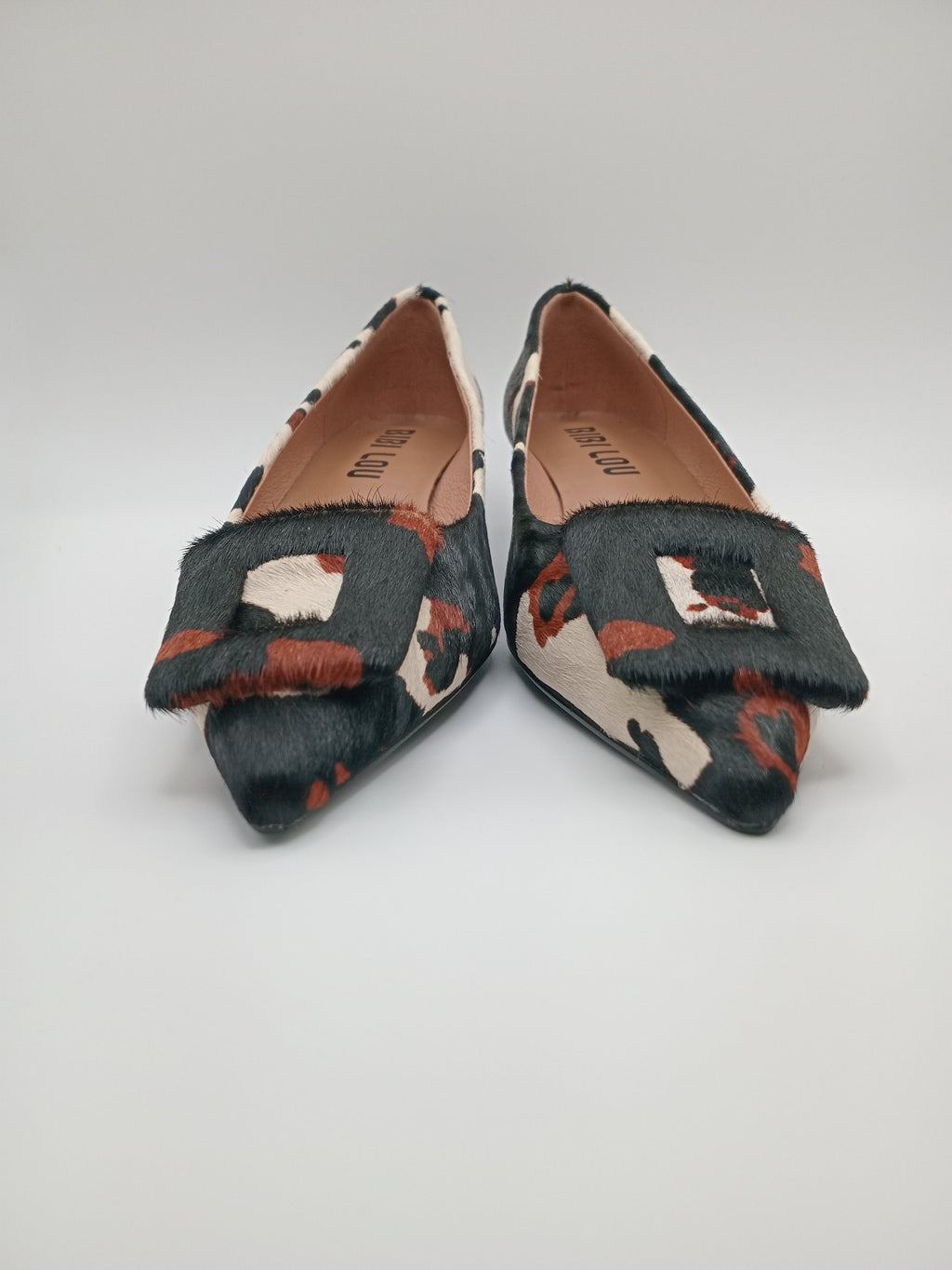 SABRINA SALTO BIBI LOU VACA CASTANHO ESCURO PRETO BRANCO COURO BICUDO APLICAÇÃO FIVELA ANIMAL PRINT