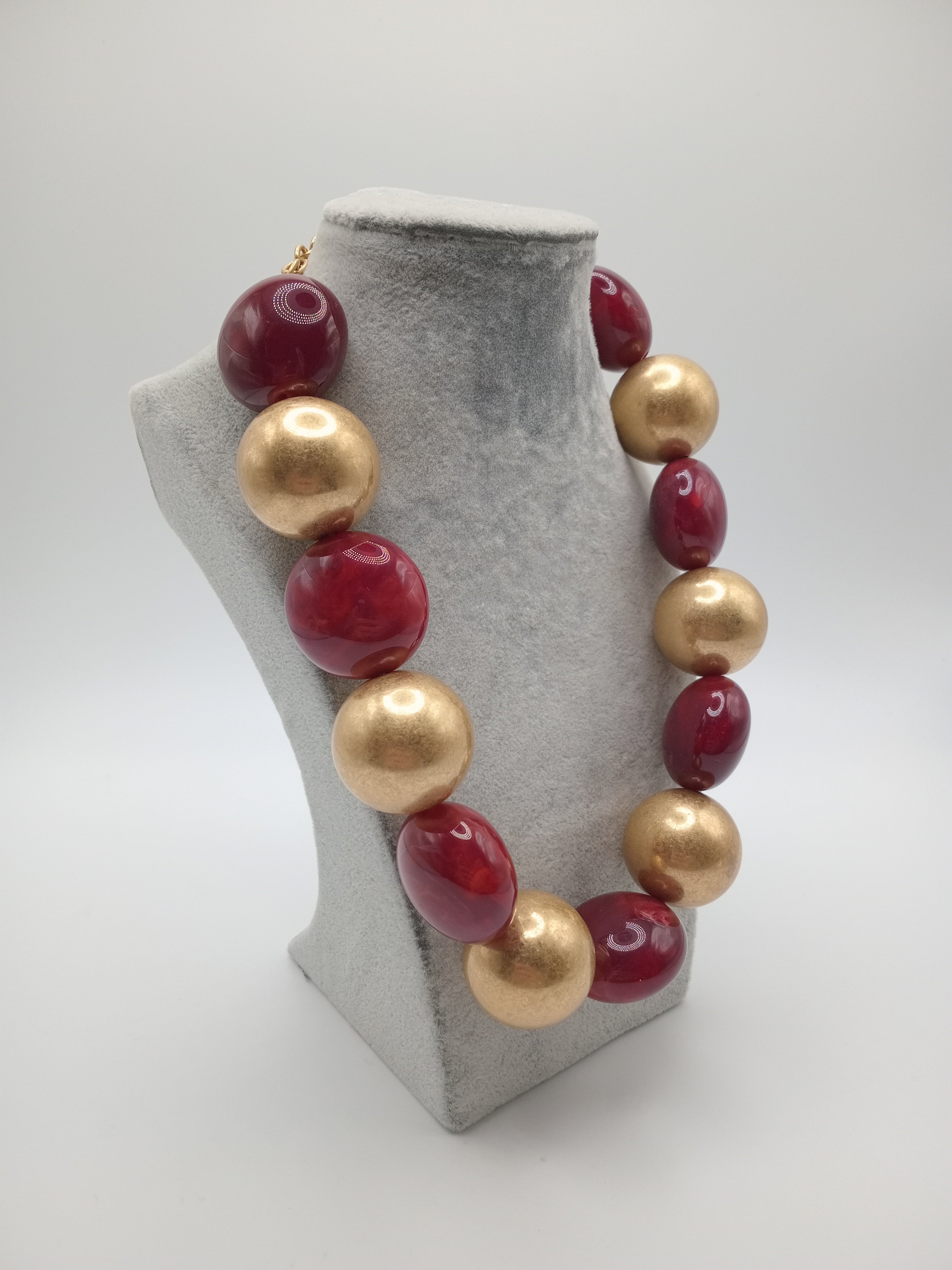 COLAR BOLAS VINHO BORDO BOLAS DOURADAS FECHO AJUSTAVÉL