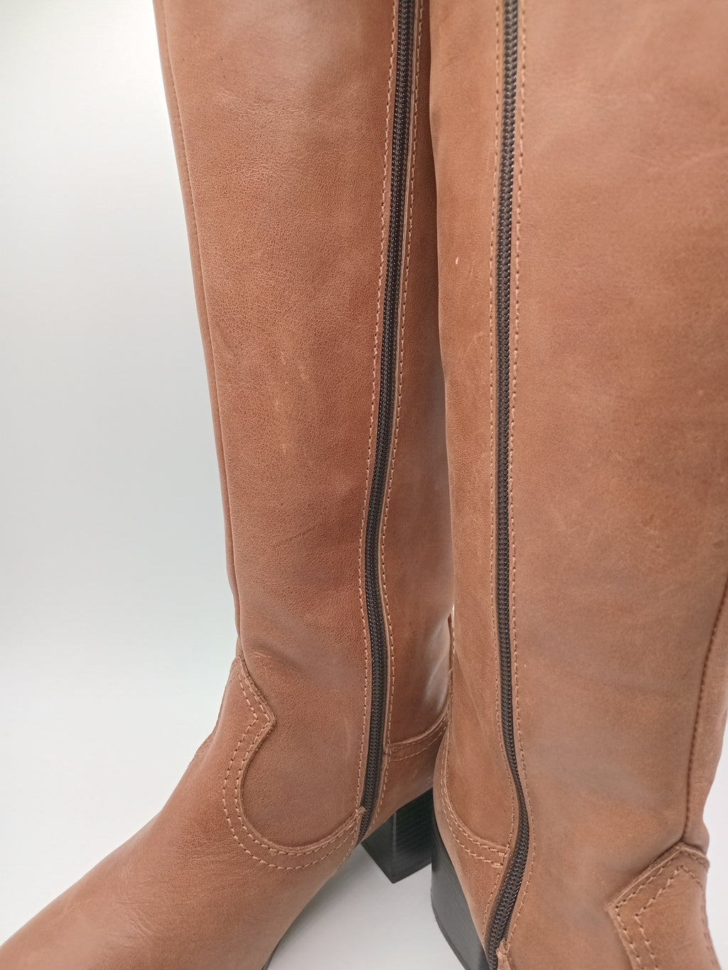 BOTA SALTO FENDA MACADI CASTANHO COURO DETALHE LATERAL CORDÃO BICUDO ZIPER CANO ALTO