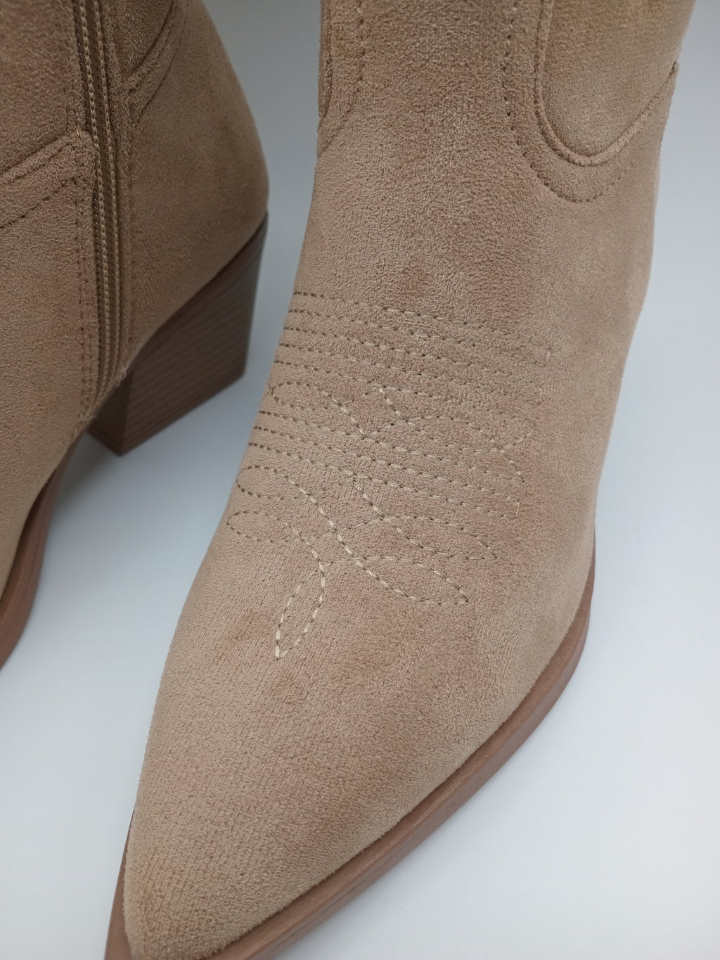 BOTA COWGIRL MARQUIIZ KHAKI BEGE CAMURÇA BORDADO ZIPER BICUDO