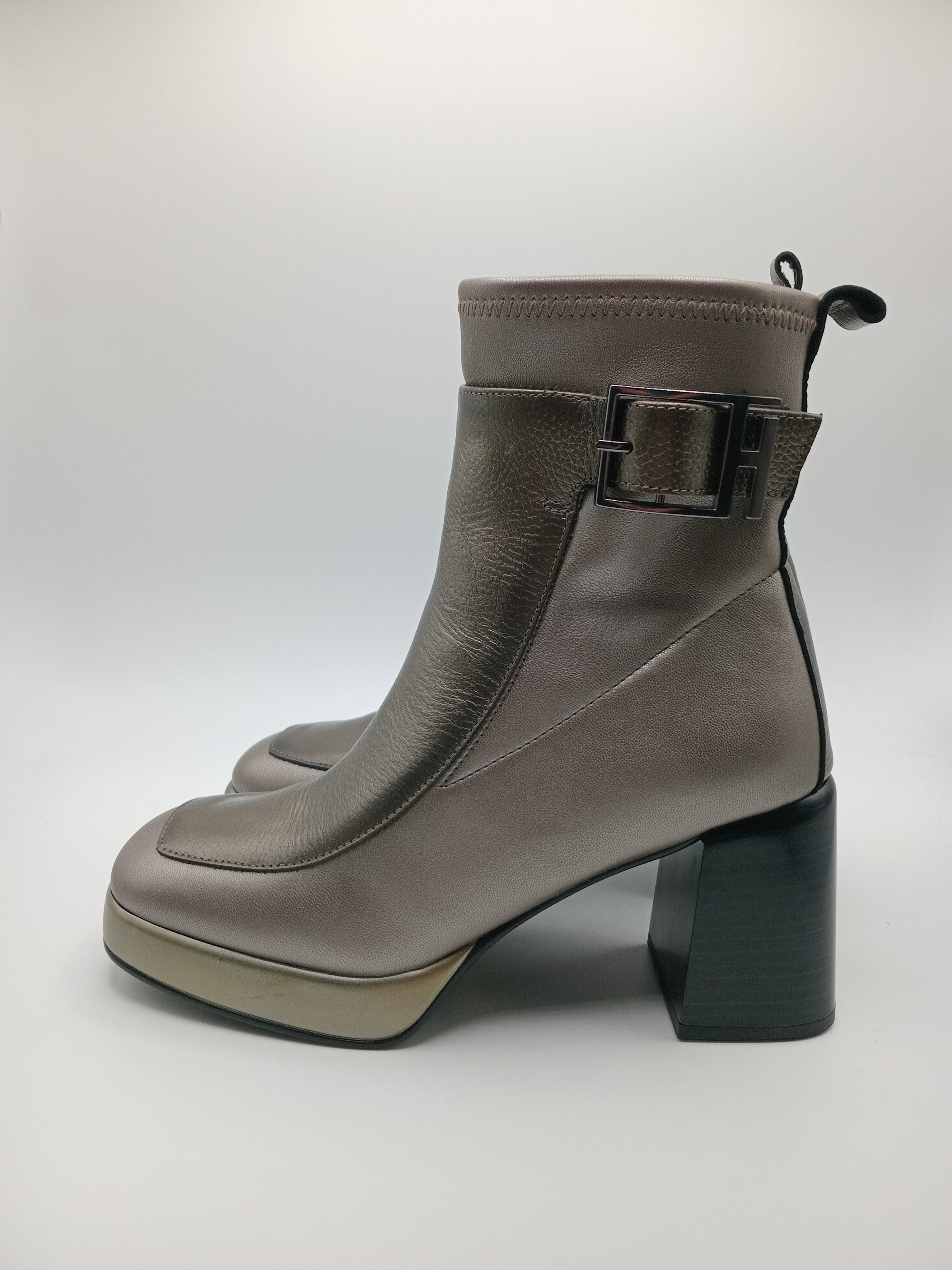 BOTA QUADRADA HISPANITAS PRATA ASFALTO CINZA ZIPER FIVELA H LOGO