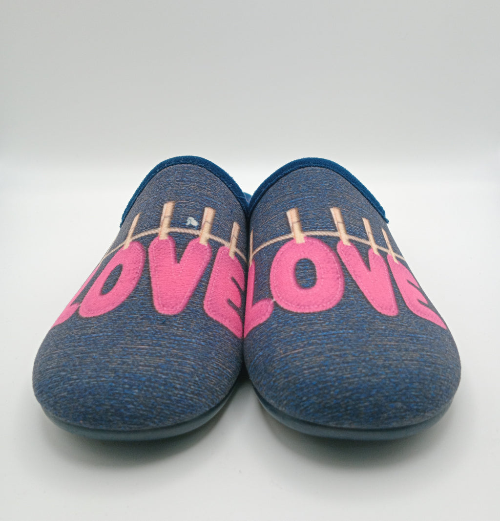PANTUFAS DOCTOR CUTILLAS AZUL ROSA TECIDO ESTAMPA LOVE PINDURADO COM PREGADORES