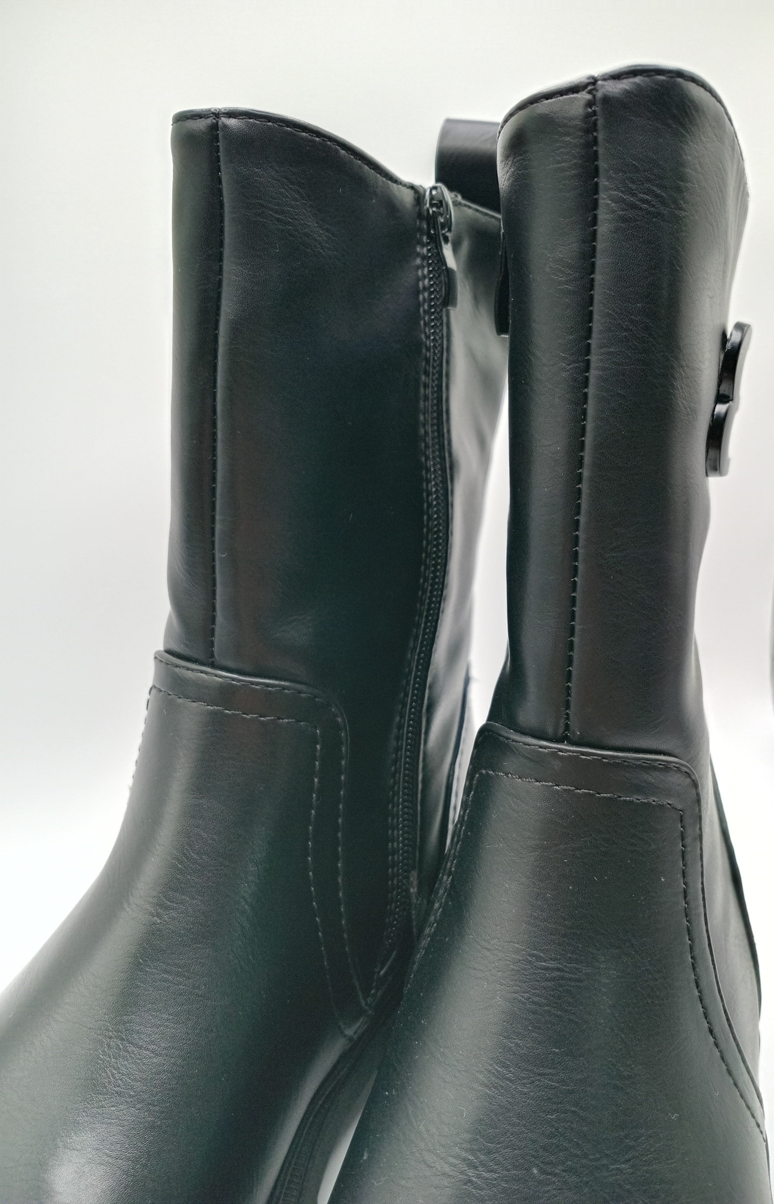 BOTA GALOCHA MACADI PRETO ECO PELE DETALHE B LATERAL ZIPER