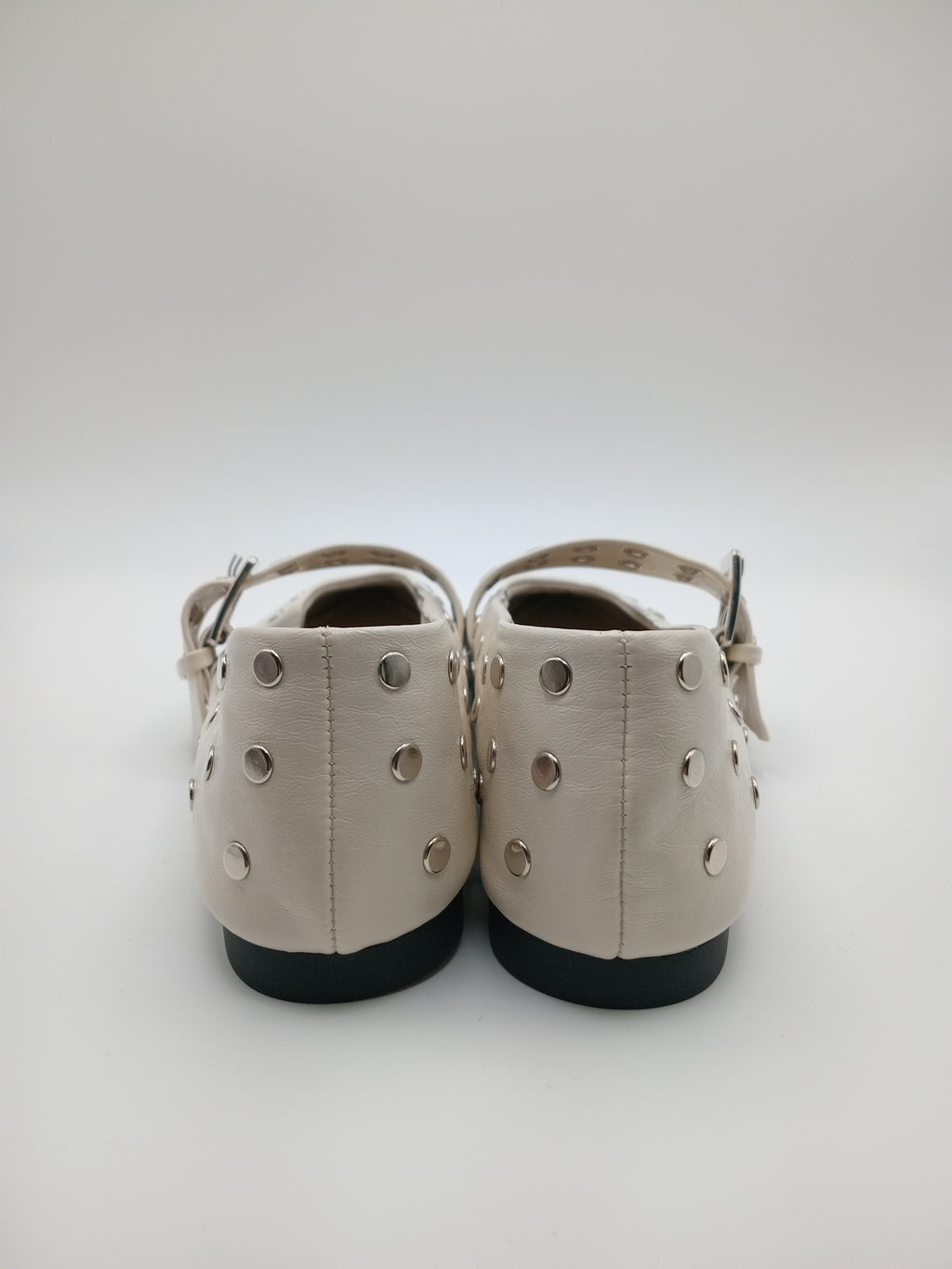 Sapatos Mary Jane Corina Bege Creme com Tachas e Fivela; Sabrinas de Ponta Fina Elegantes para Senhora.