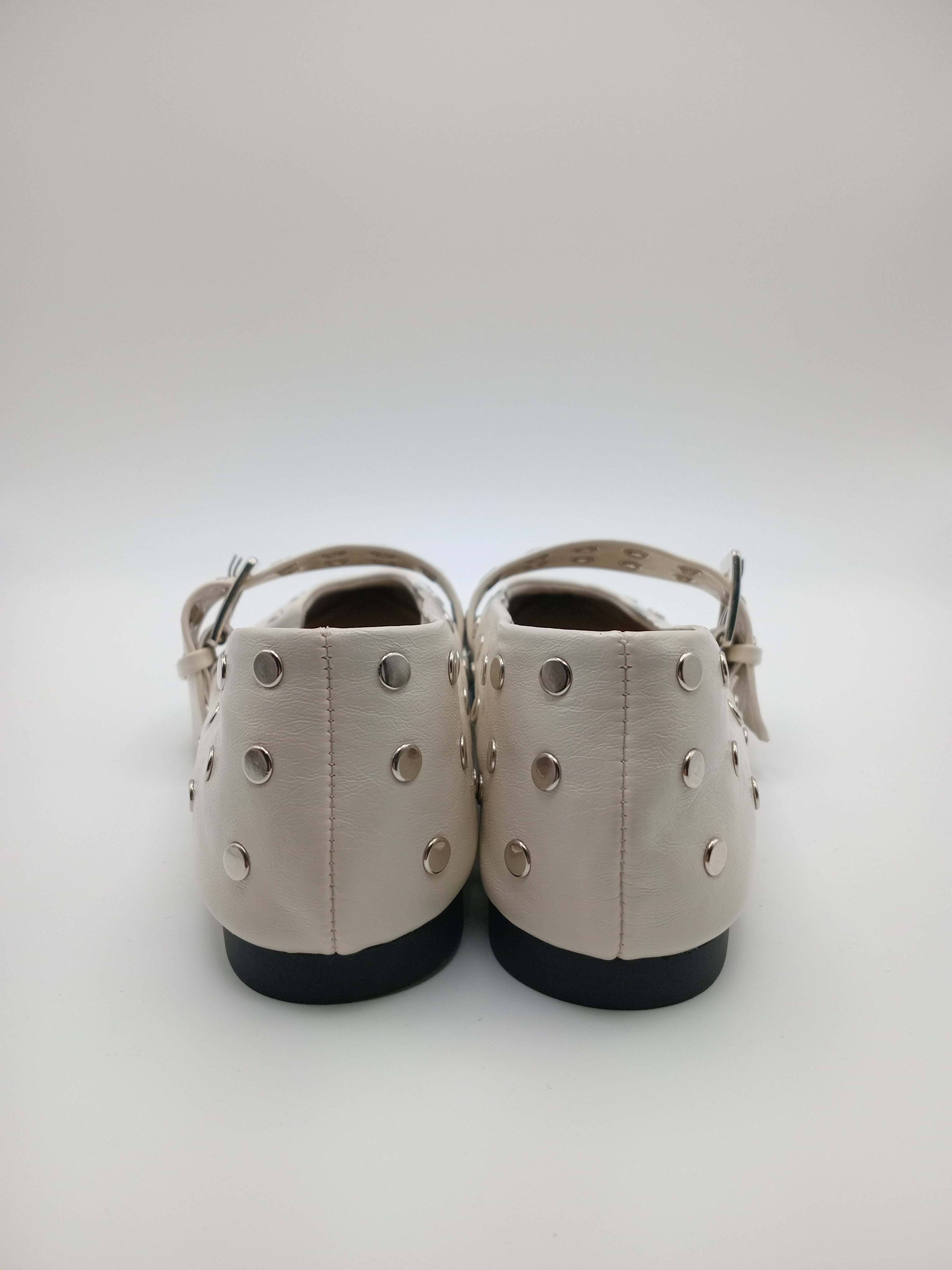 Sapatos Mary Jane Corina Bege Creme com Tachas e Fivela; Sabrinas de Ponta Fina Elegantes para Senhora.