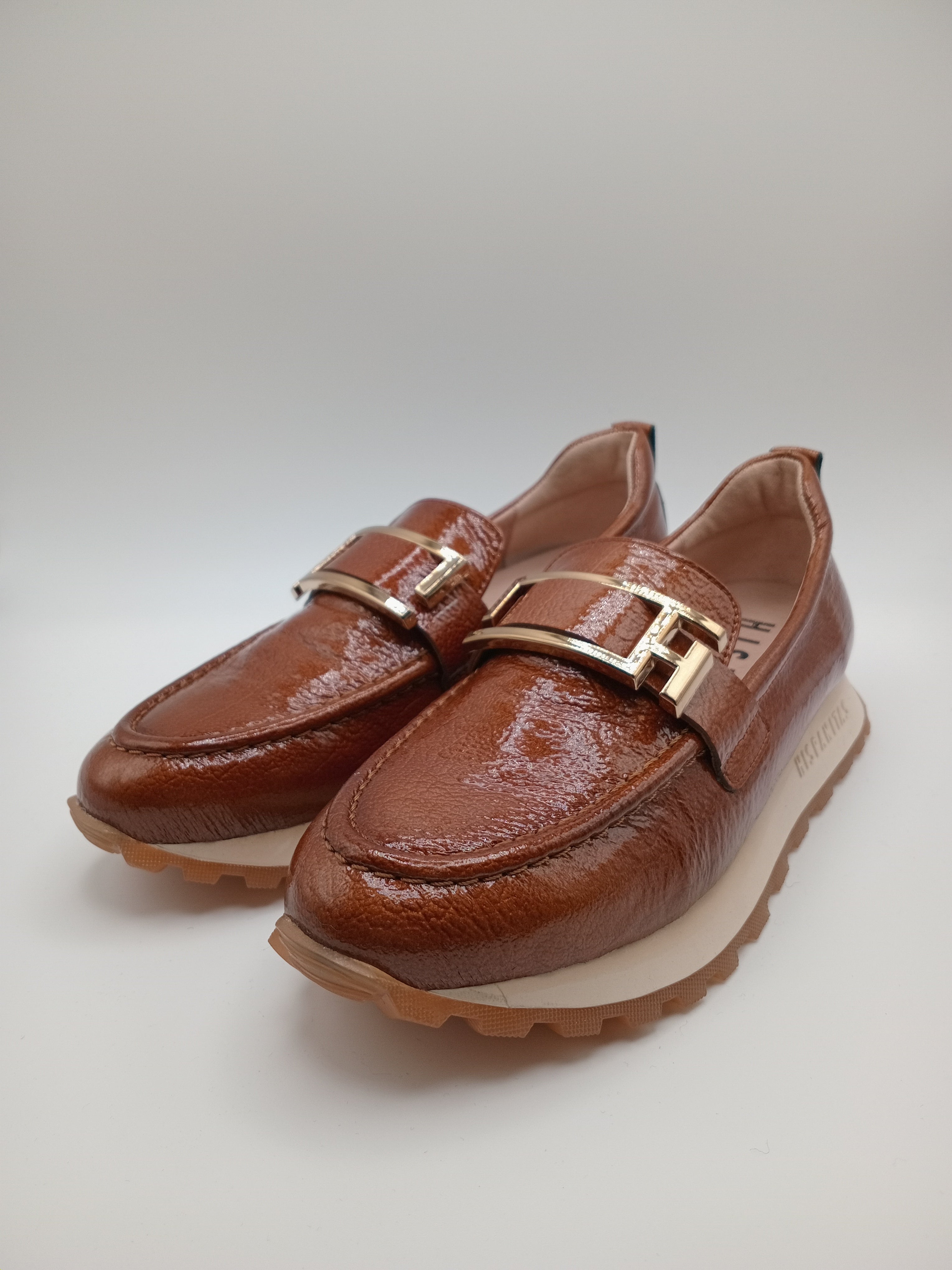 MOCASSIM PLATAFORMA HISPANITAS CASTANHO COURO FIVELA DOURADA TRATORADO