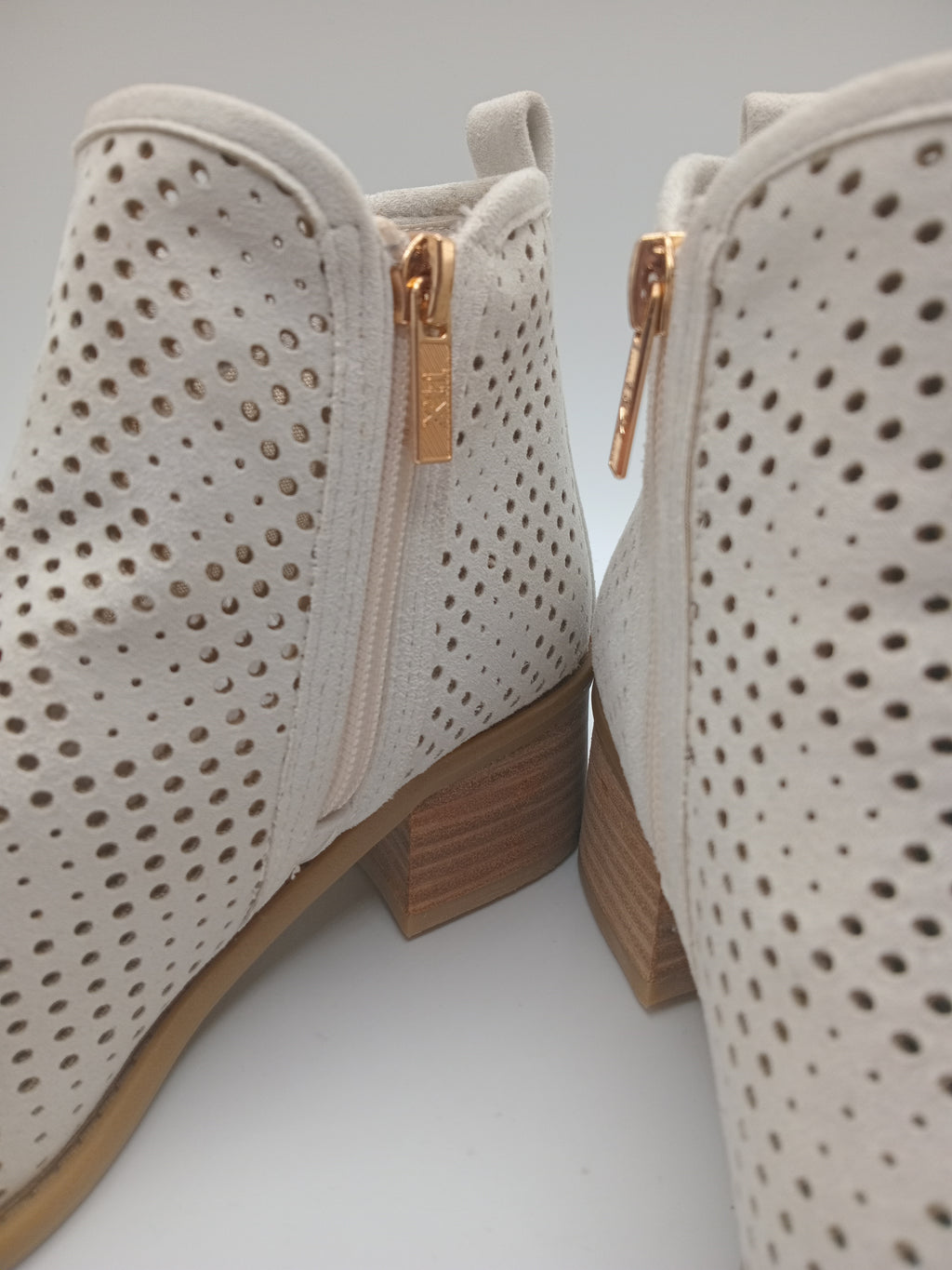 BOTA SALTO XTI BRANCO CAMURÇA ZIPER FAKE LATERAL TECIDO PADRÃO EM FUROS BOTIM