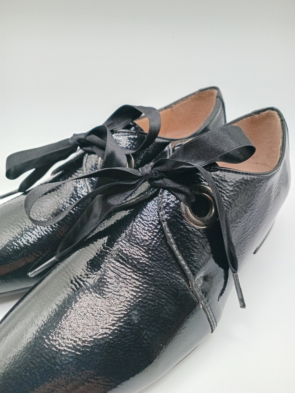 SAPATO VINTAGE SALTO HISPANITAS PRETO COURO BICO REDONDO ATACADOR FITA SETIN VERNIZ MOCASSIM