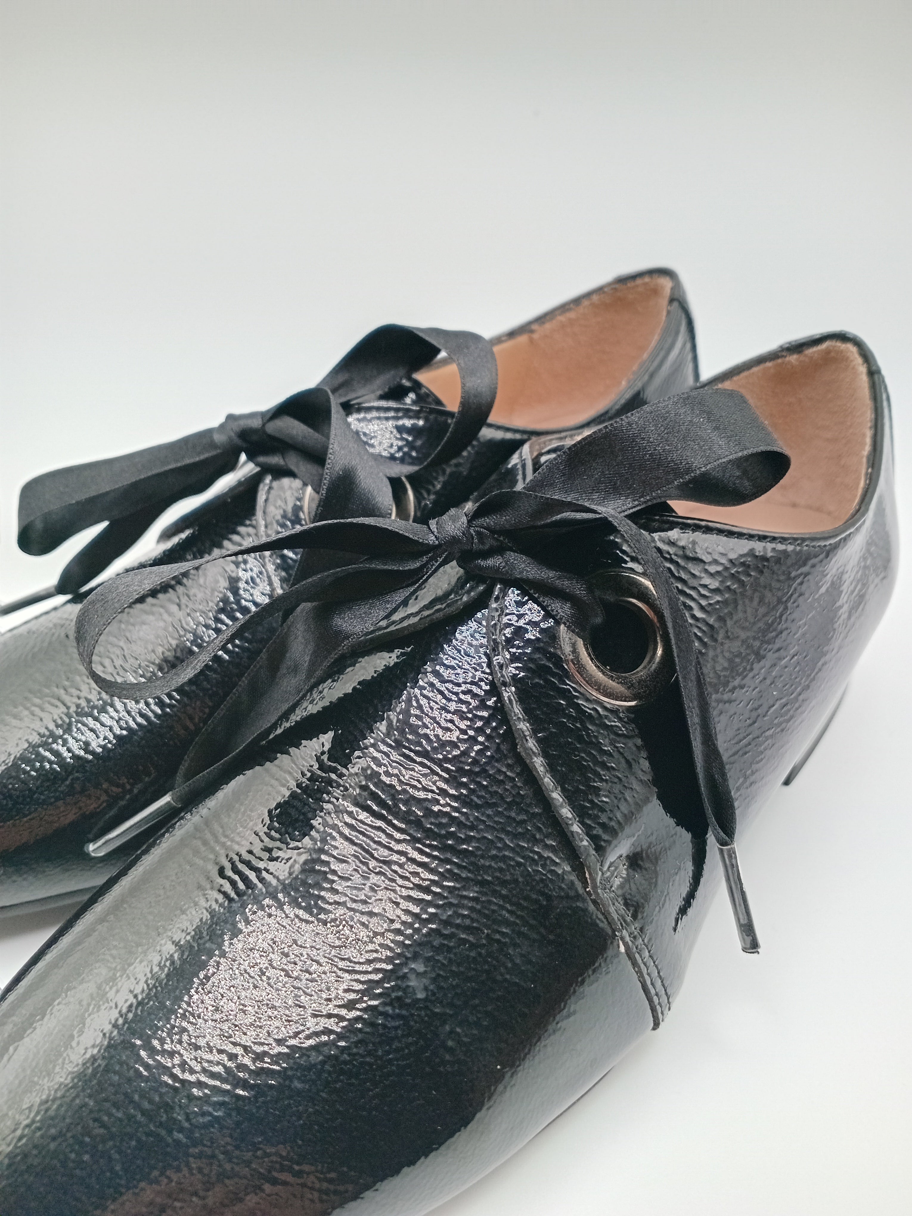 SAPATO VINTAGE SALTO HISPANITAS PRETO COURO BICO REDONDO ATACADOR FITA SETIN VERNIZ MOCASSIM