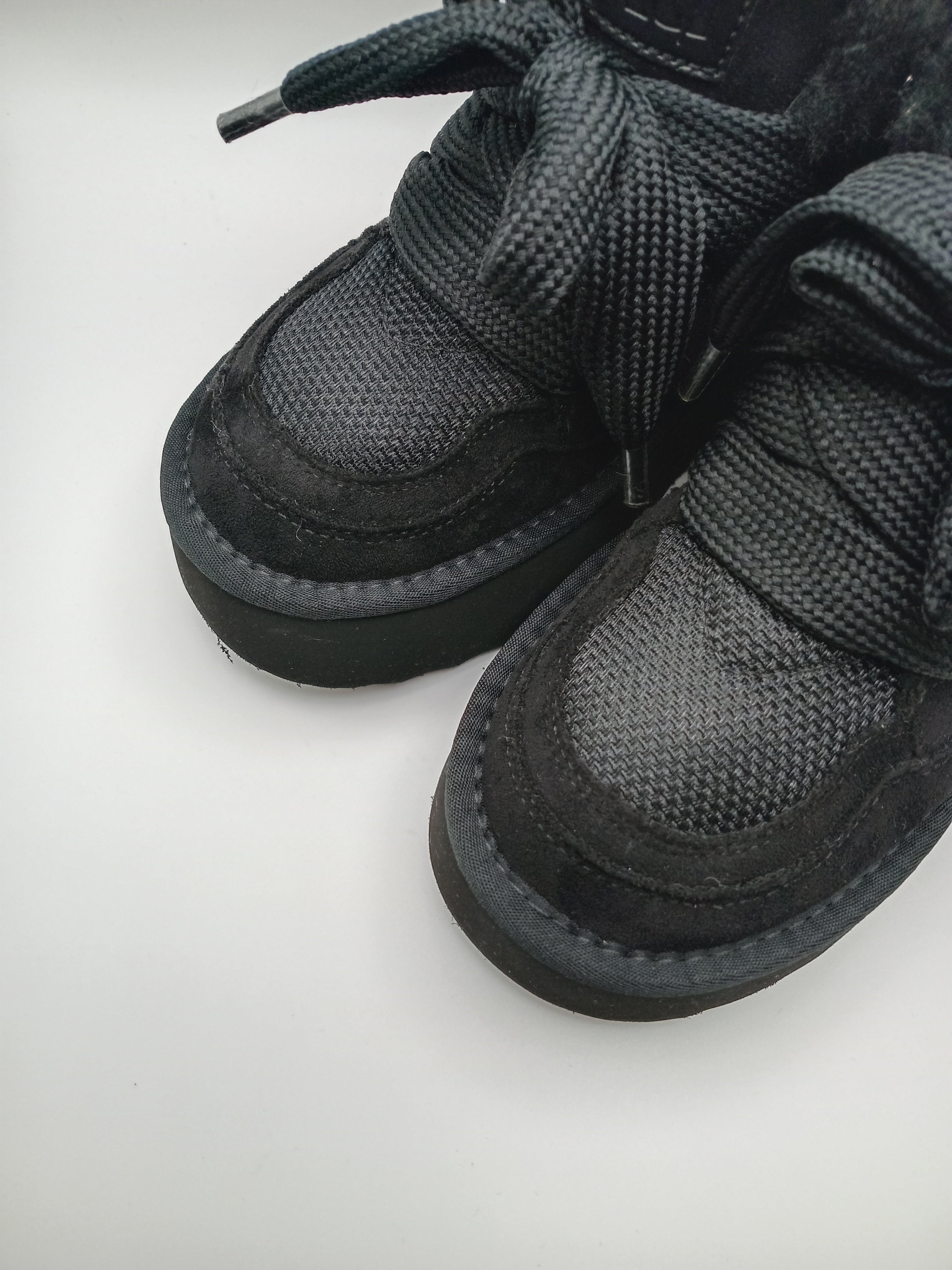 TÊNIS XTI PRETO PLATAFORMA PELOS BRANCO LAÇO