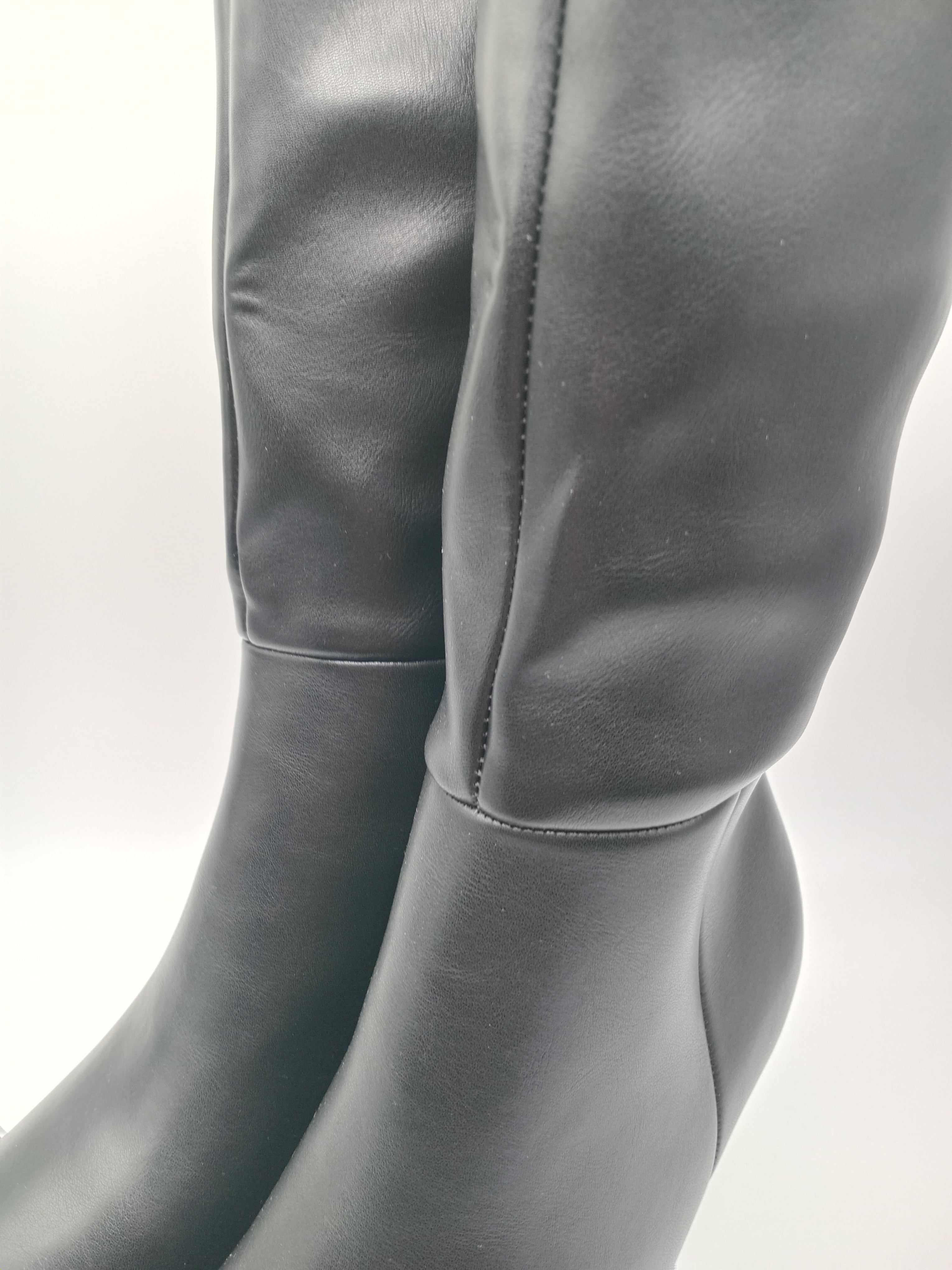 BOTA SALTO IDEAL SHOES PRETO ECO PELE CANO ALTO BICUDO ZIPER