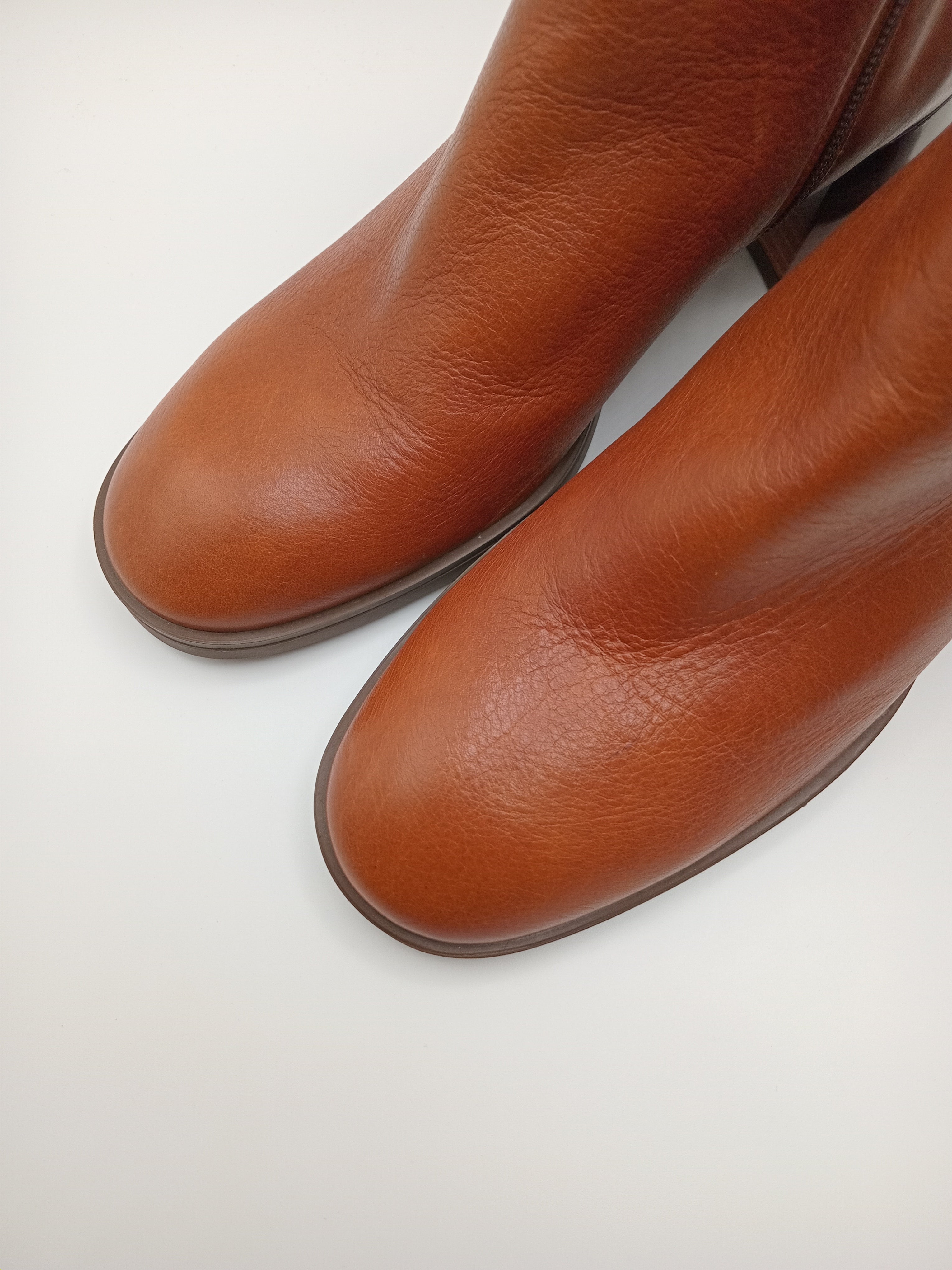 BOTA TEXANA HISPANITAS CASTANHO COURO LISO VERNIZ ZIPER BOTIM