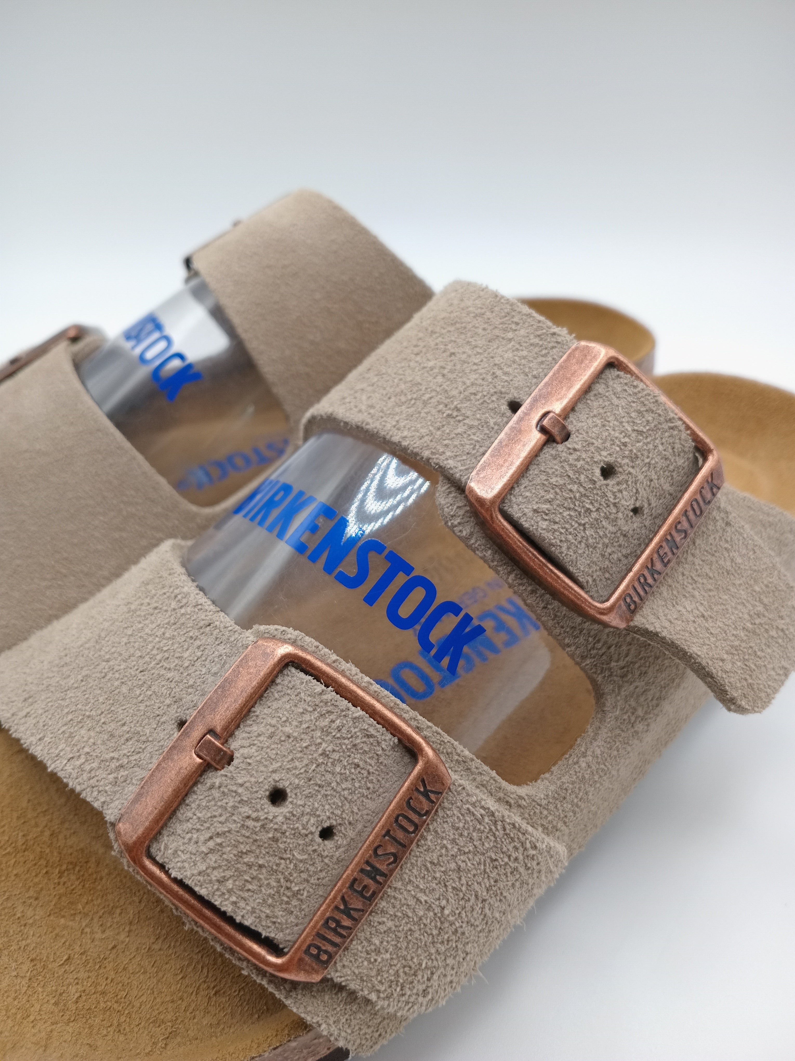 SANDÁLIA ARIZONA BS BIRKENSTOCK TAUPE FIVELA COBRE COURO BEGE