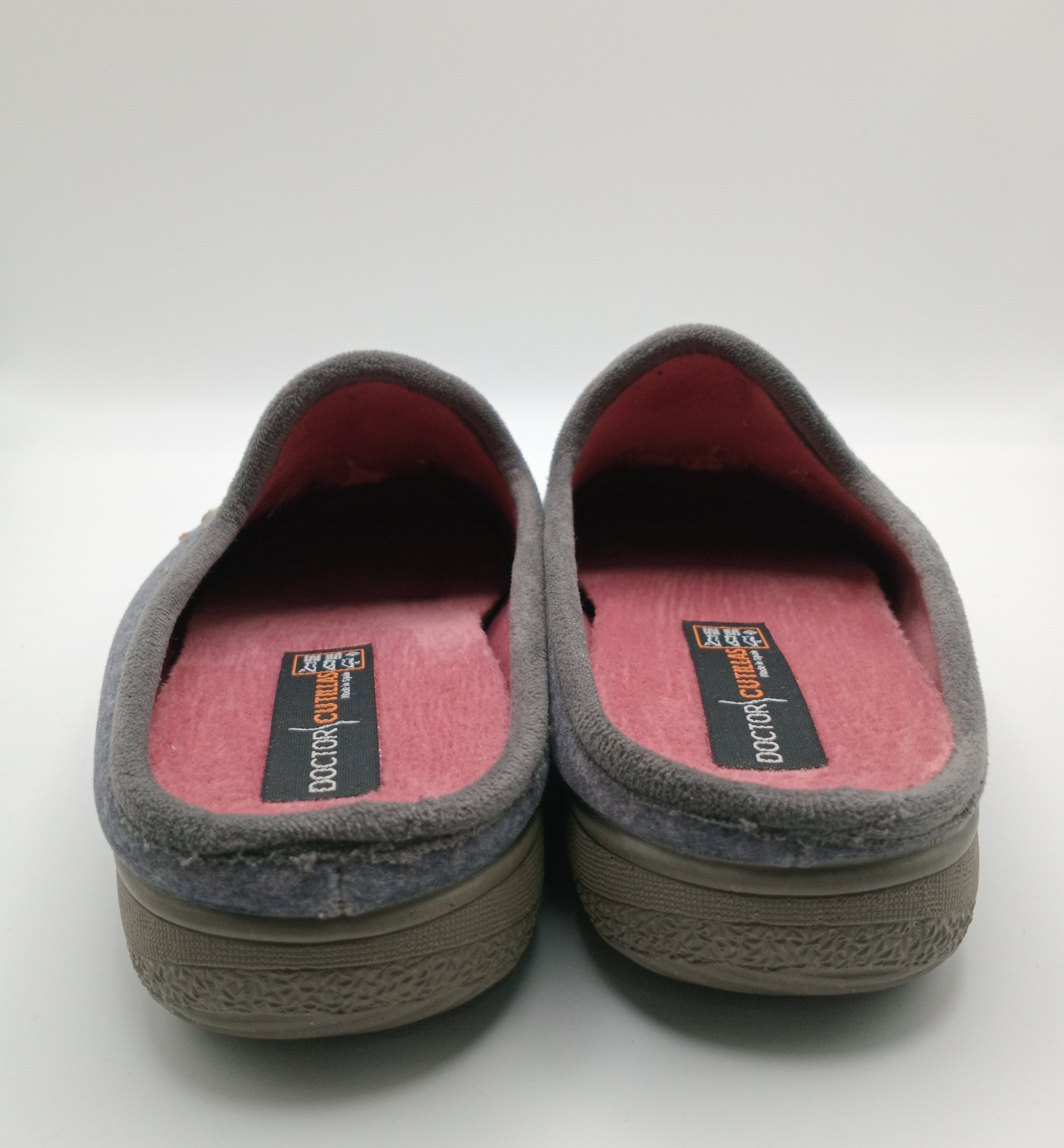 PANTUFAS DOCTOR CUTILLAS CINZA ROSA TECIDO BORDADO CACHORRO CACHORRINHO COM GRAVATINHA COLEIRA CORAÇÃO DOURADO