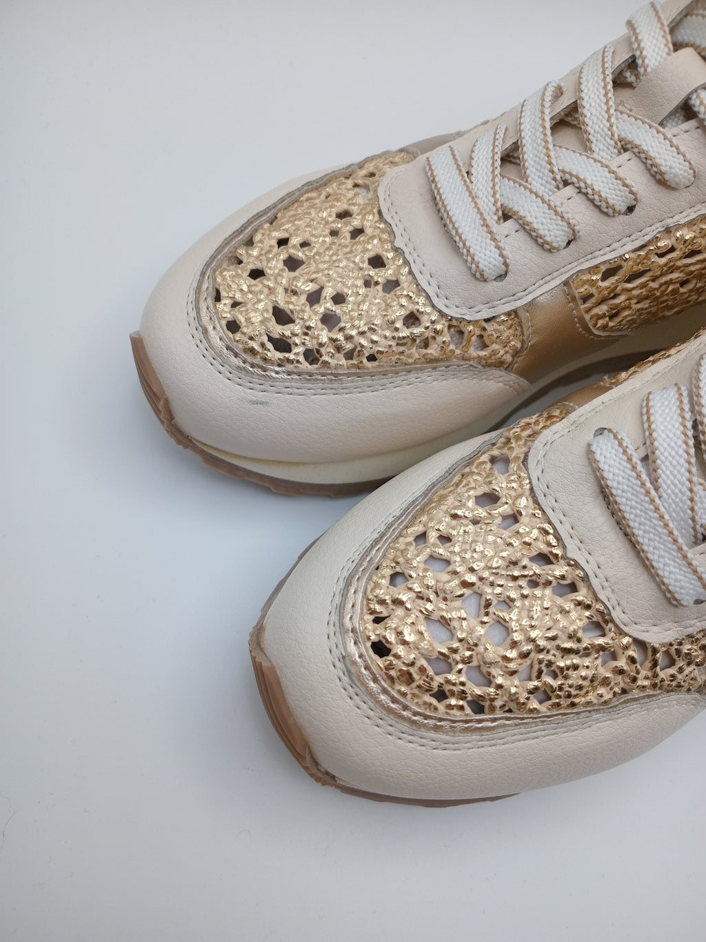 TÊNIS XTI DOURADO TECIDO MACRAME ENTRELACE