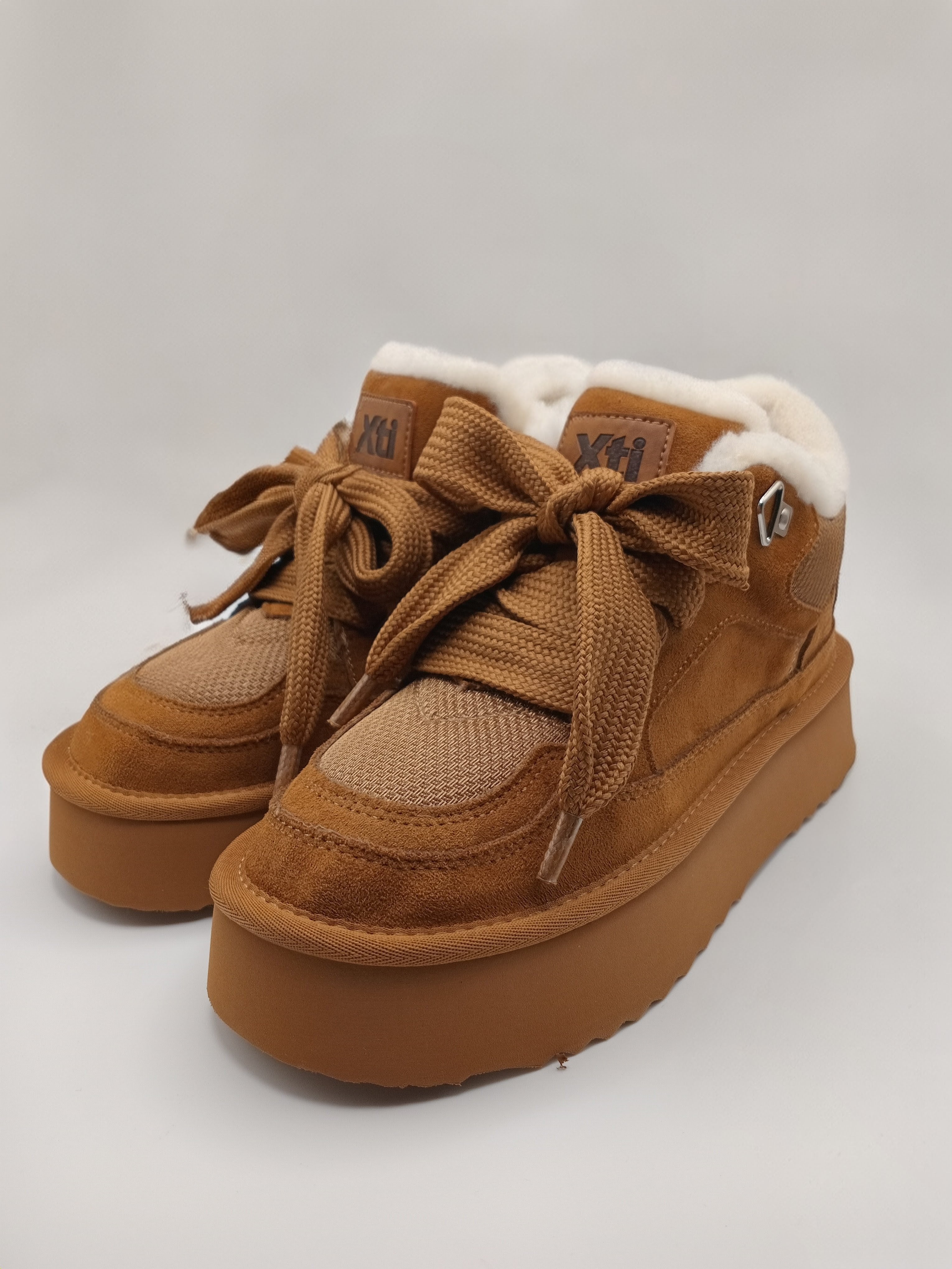 TÊNIS XTI CASTANHO PLATAFORMA PELOS BRANCO LAÇO