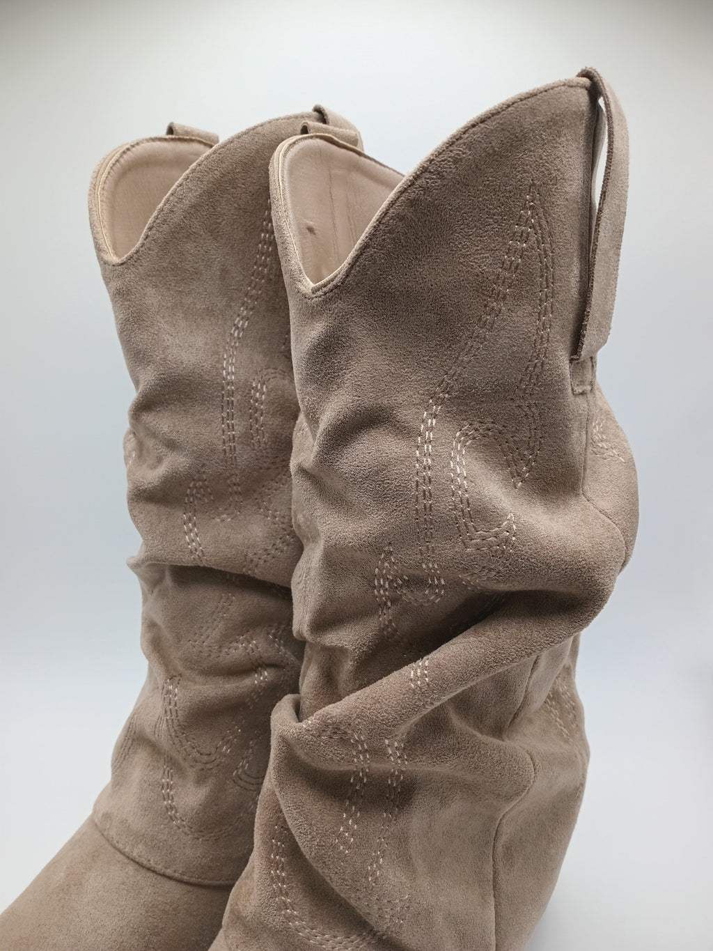 BOTA WESTERN IDEAL SHOES BEGE CASTANHO CLARO CAMURÇA BORDADO BICUDO ZIPER