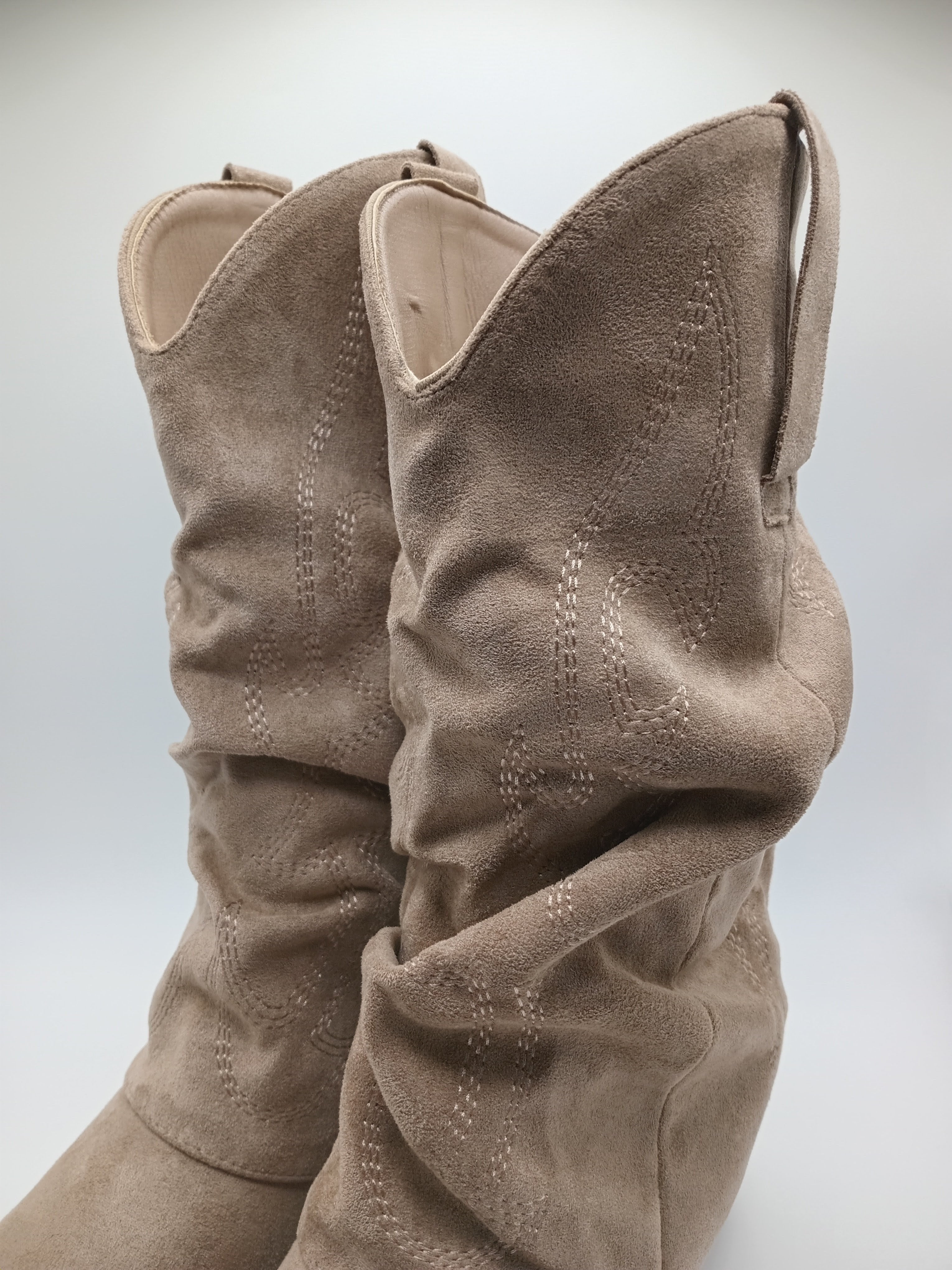 BOTA WESTERN IDEAL SHOES BEGE CASTANHO CLARO CAMURÇA BORDADO BICUDO ZIPER