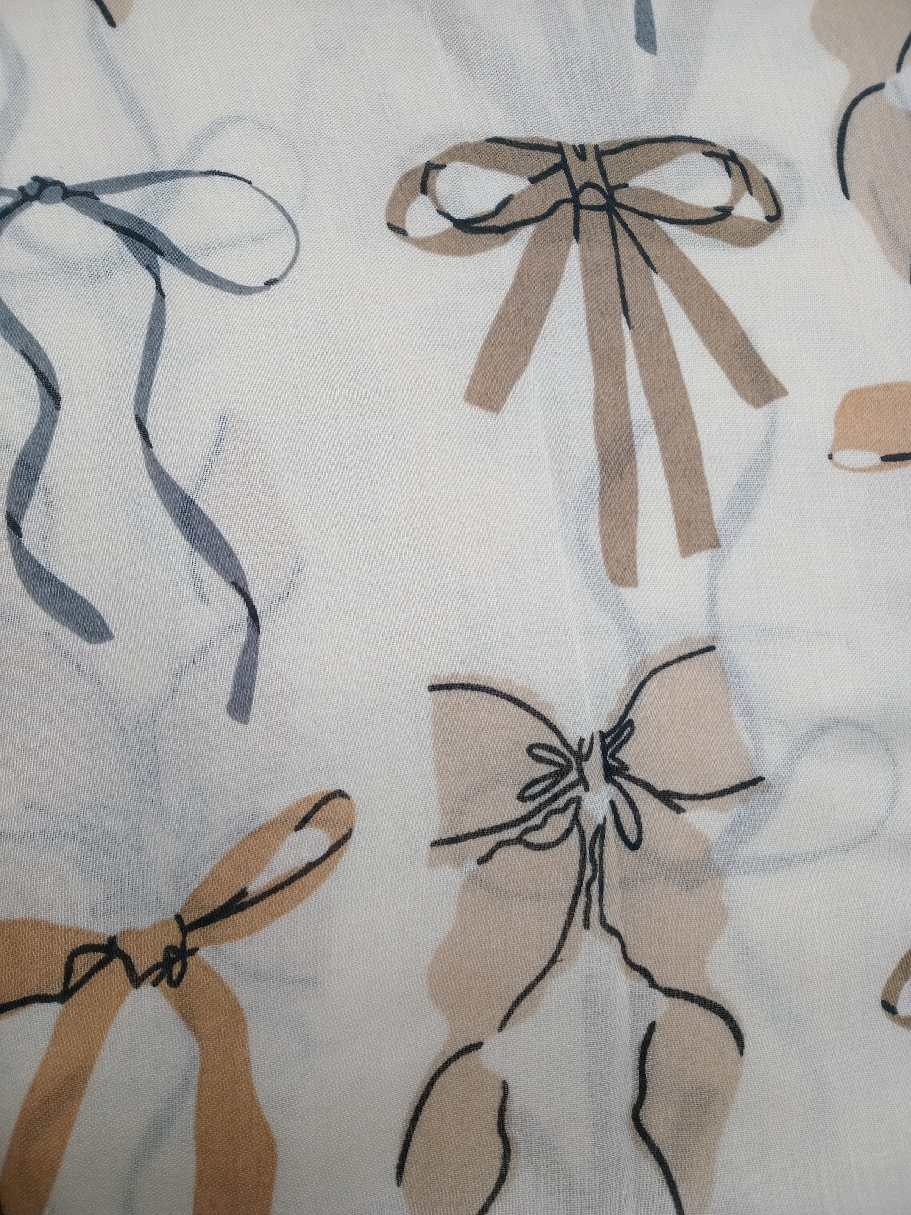 LENÇO BRANCO LAÇO FITA CASTANHO