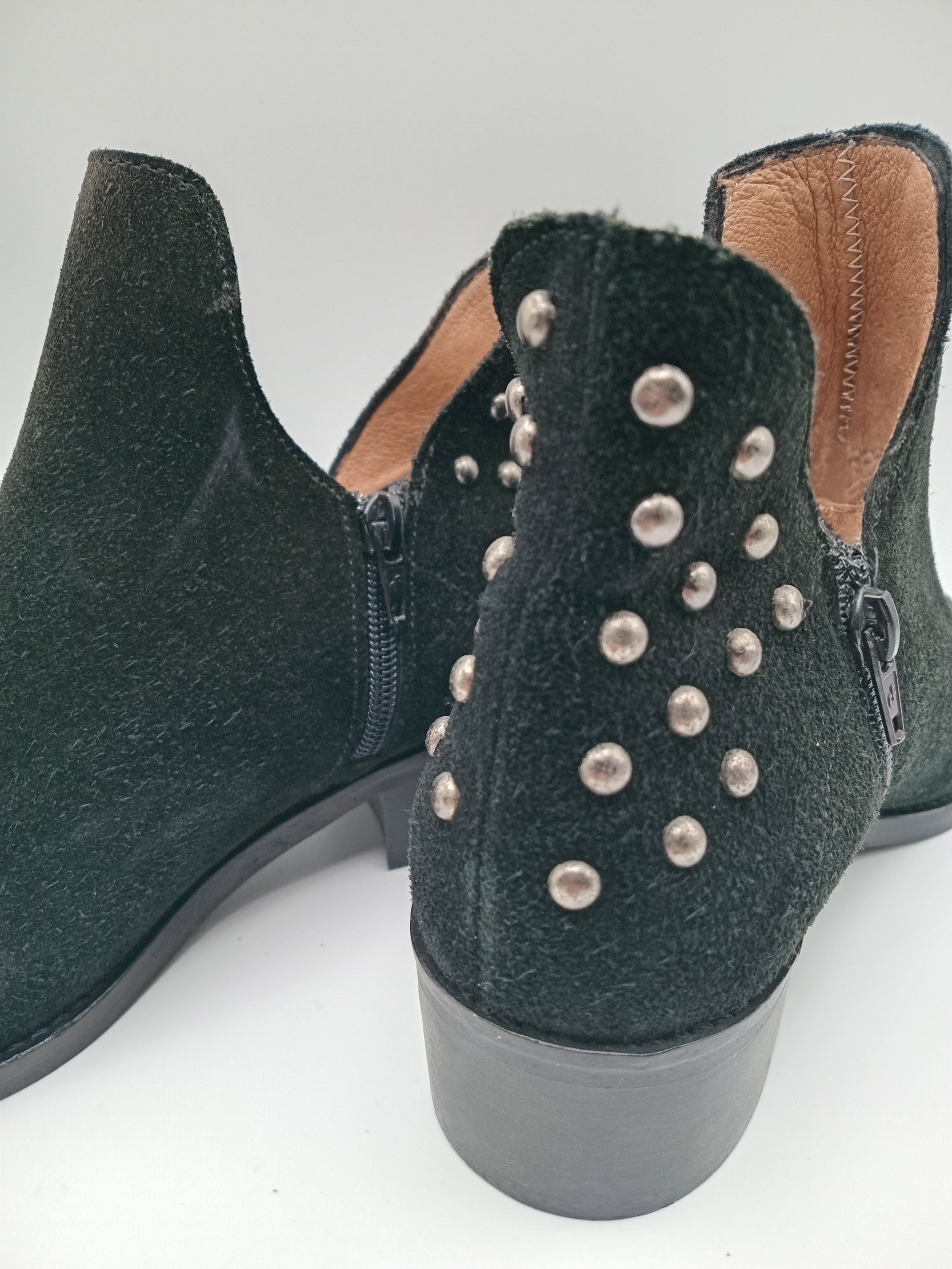 BOTA TEXANA MACADI PRETO COURO TAXAS BOLAS FENDA BOTIM