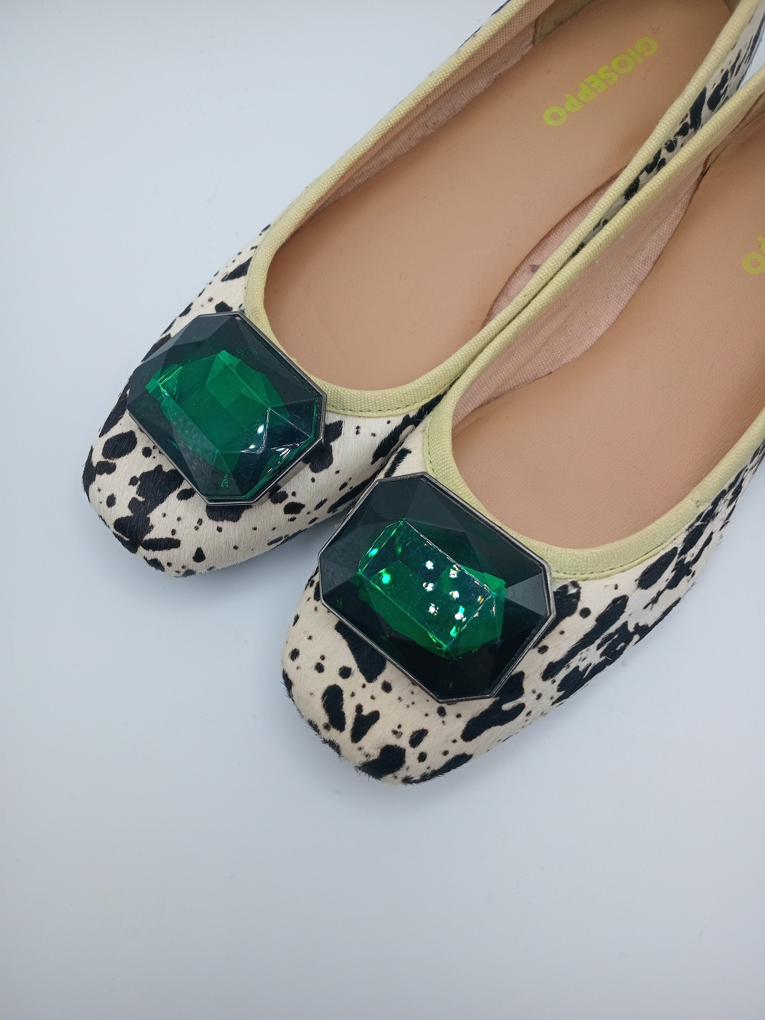 SABRINA GIOSEPPO VACA VERDE PRETO BRANCO COURO ANIMAL PRINT APLICAÇÃO DIAMANTE VERDE