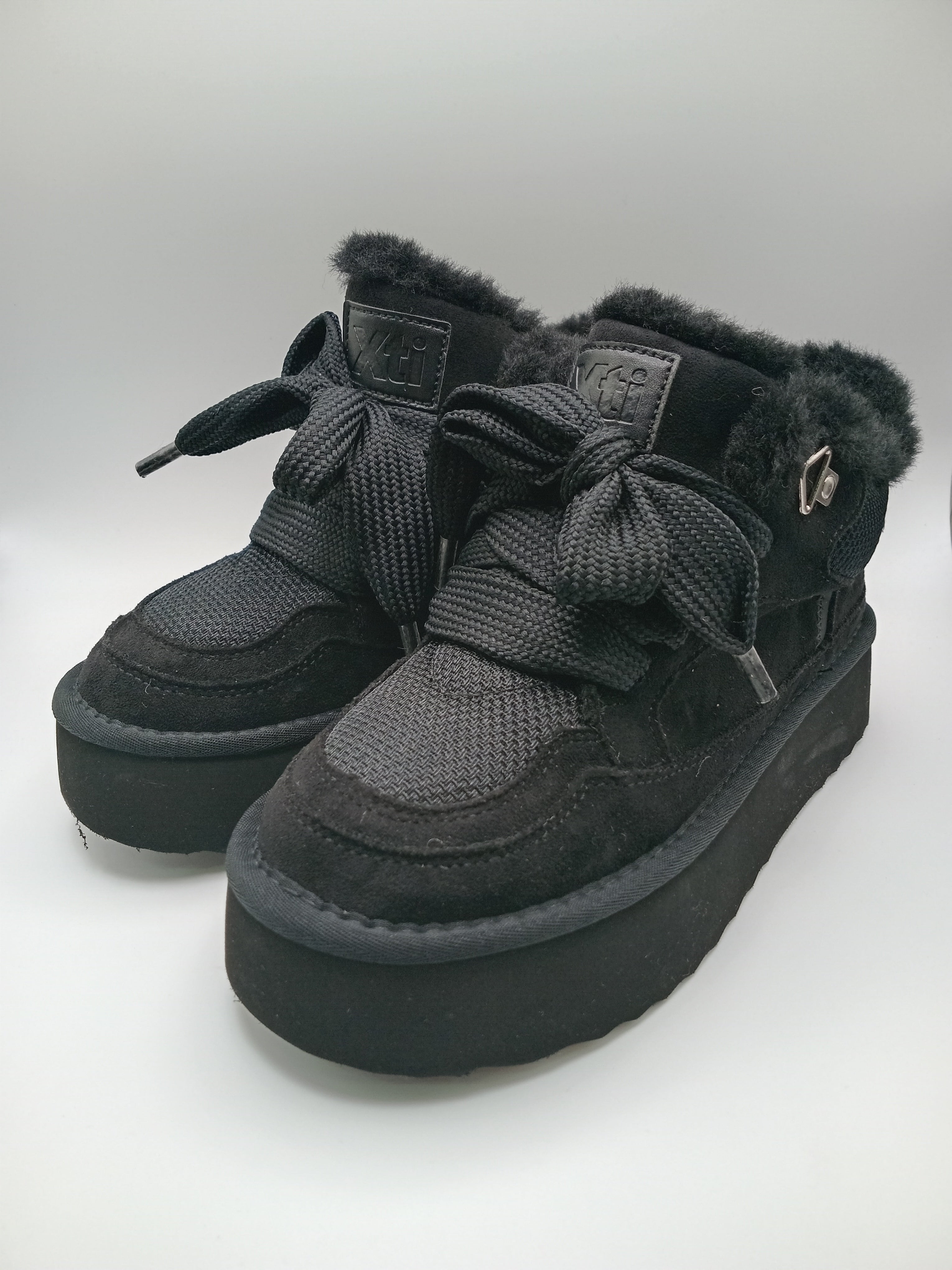 TÊNIS XTI PRETO PLATAFORMA PELOS BRANCO LAÇO