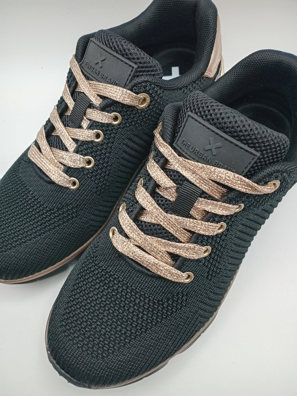 TÊNIS XTI PRETO DOURADO ONÇA ANIMAL PRINT TECIDO SOLA SPORT