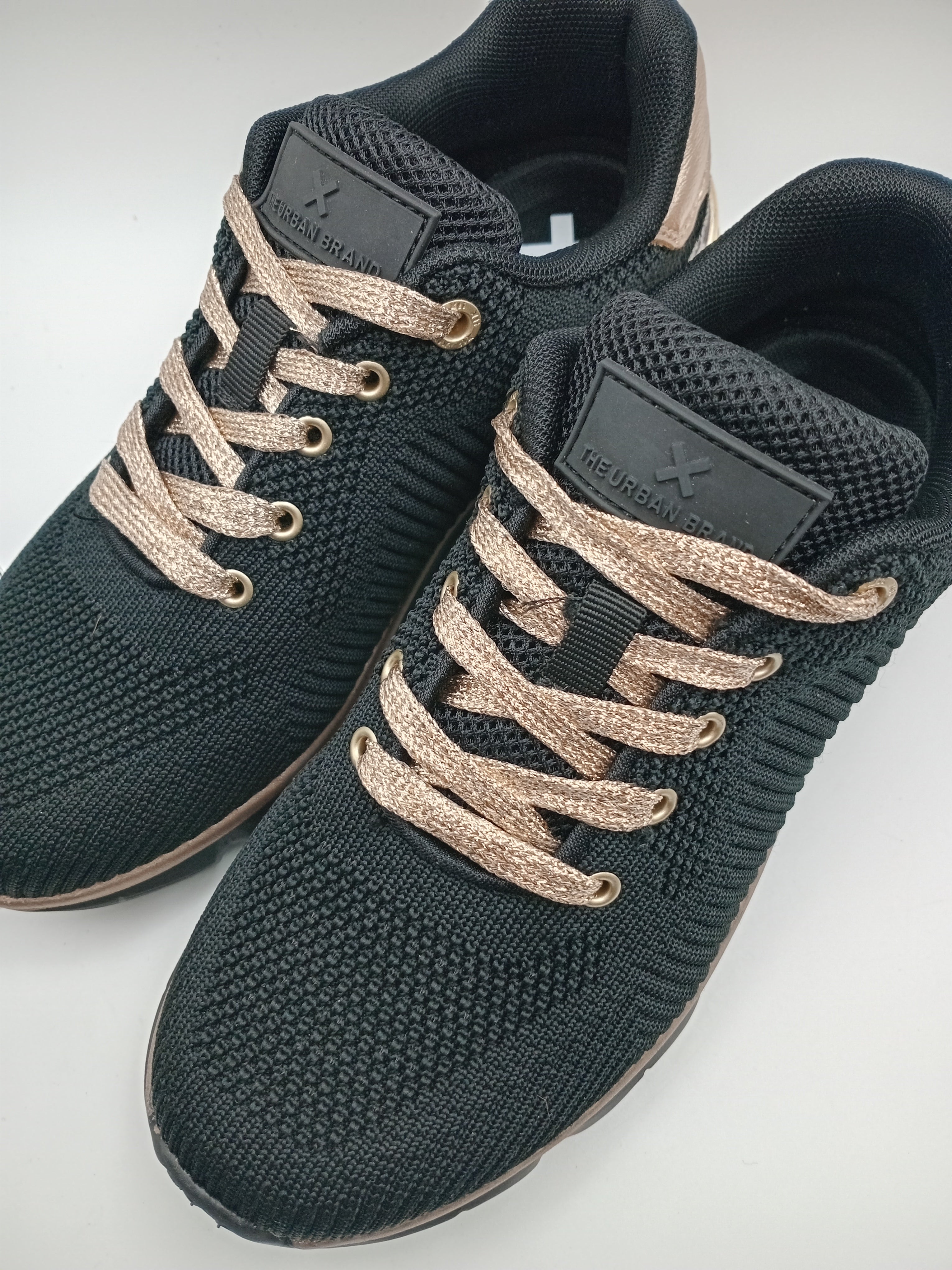 TÊNIS XTI PRETO DOURADO ONÇA ANIMAL PRINT TECIDO SOLA SPORT