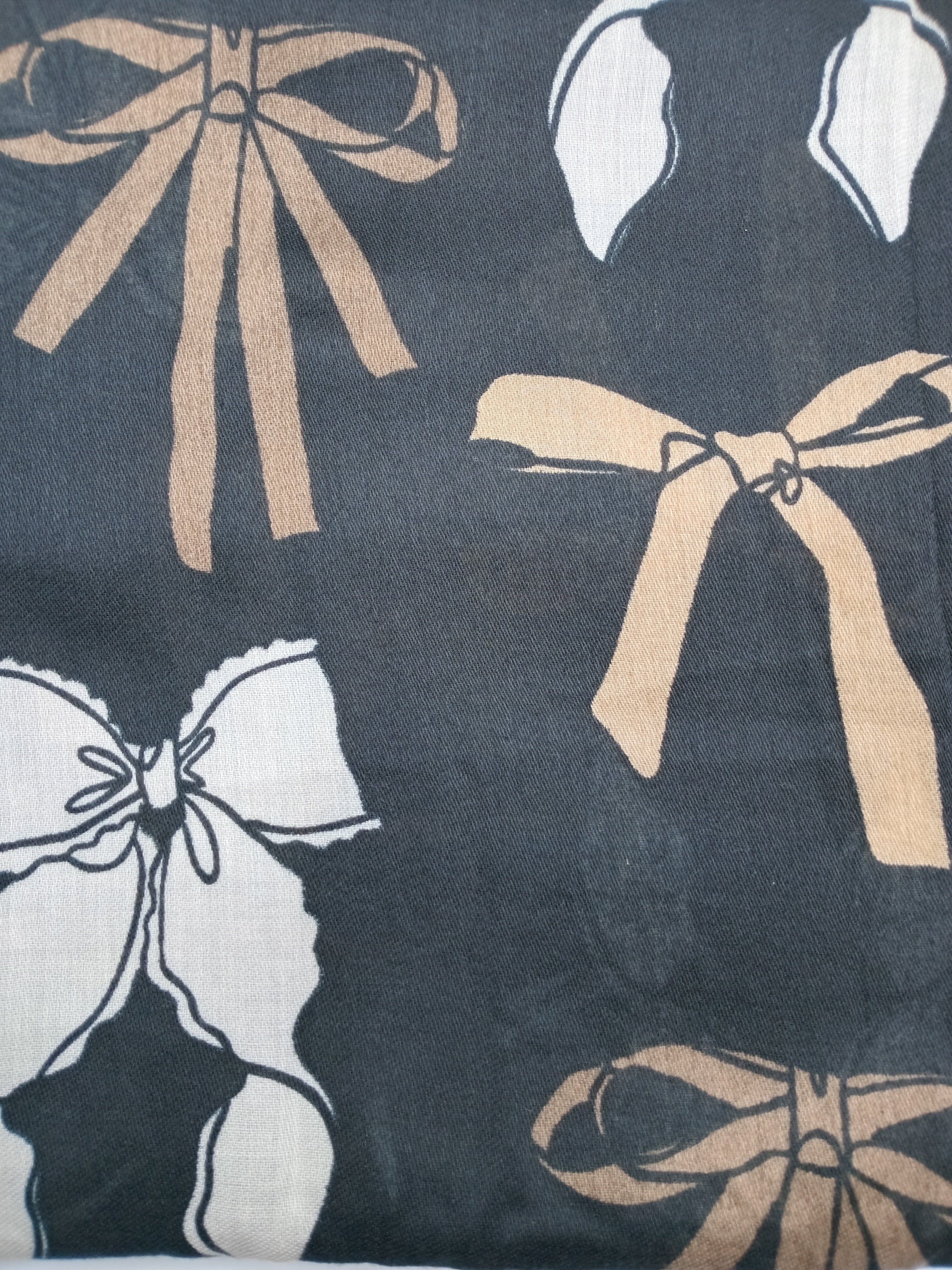 LENÇO PRETO LAÇO FITA CASTANHO BRANCO