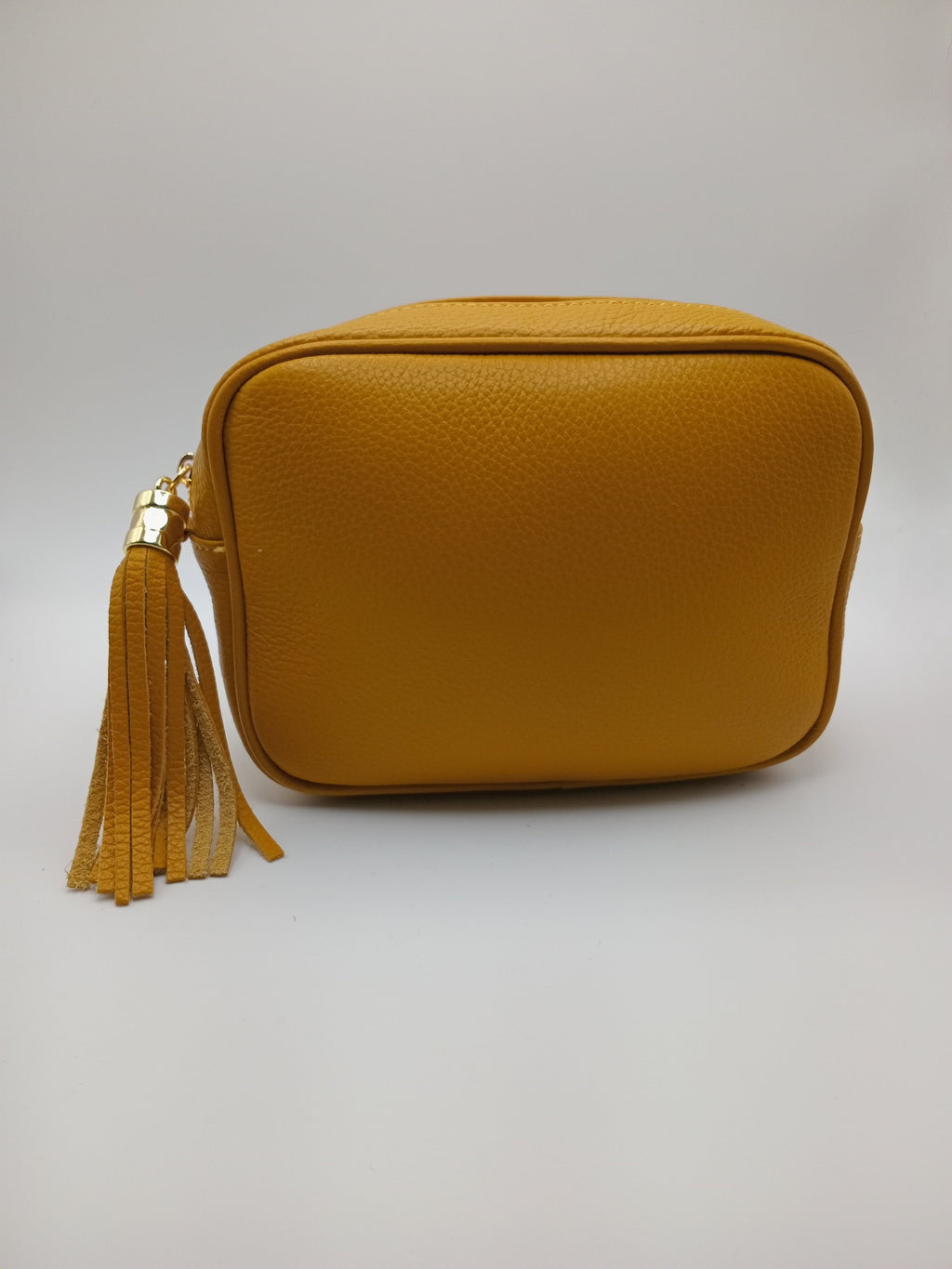 Mala de ombro, mala tiracolo, mala de mão italiana, amarelo mostarda, pele sintética, fecho de correr, alça ajustável removível, detalhe de franja contas douradas, compacta elegante