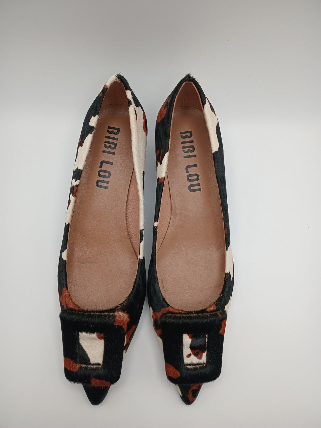 SABRINA SALTO BIBI LOU VACA CASTANHO ESCURO PRETO BRANCO COURO BICUDO APLICAÇÃO FIVELA ANIMAL PRINT