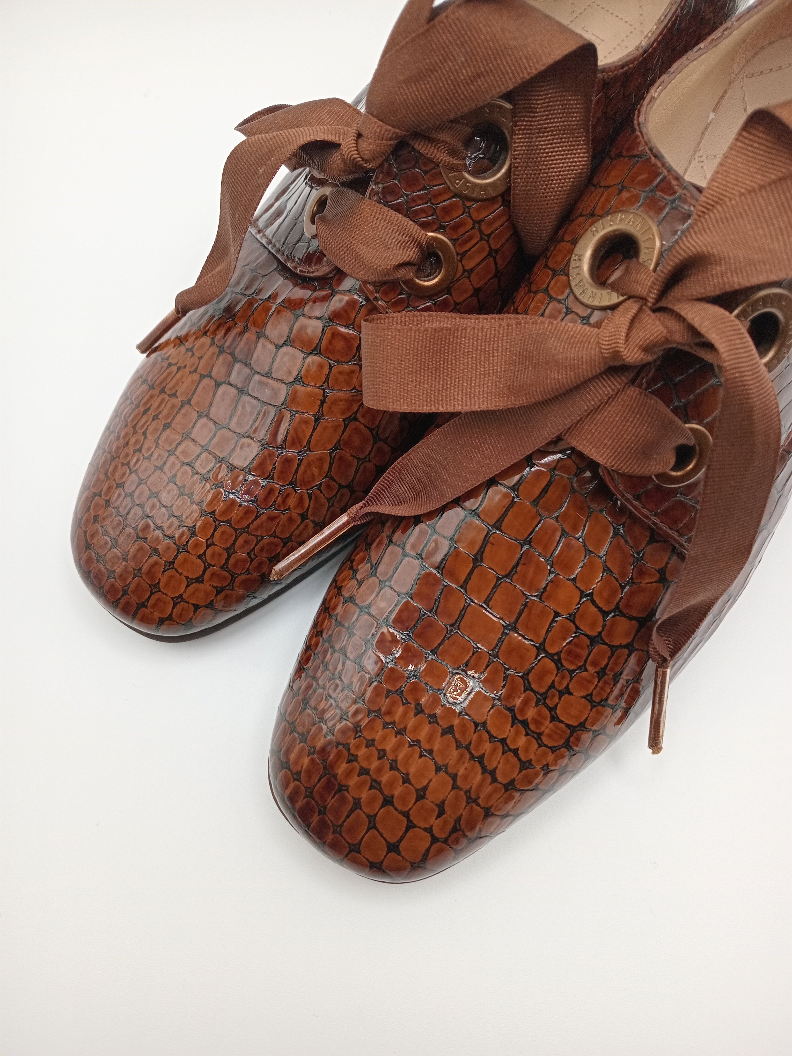 SAPATO VINTAGE SALTO HISPANITAS CASTANHO COBRA COURO BICO REDONDO ATACADOR FITA SETIN VERNIZ MOCASSIM