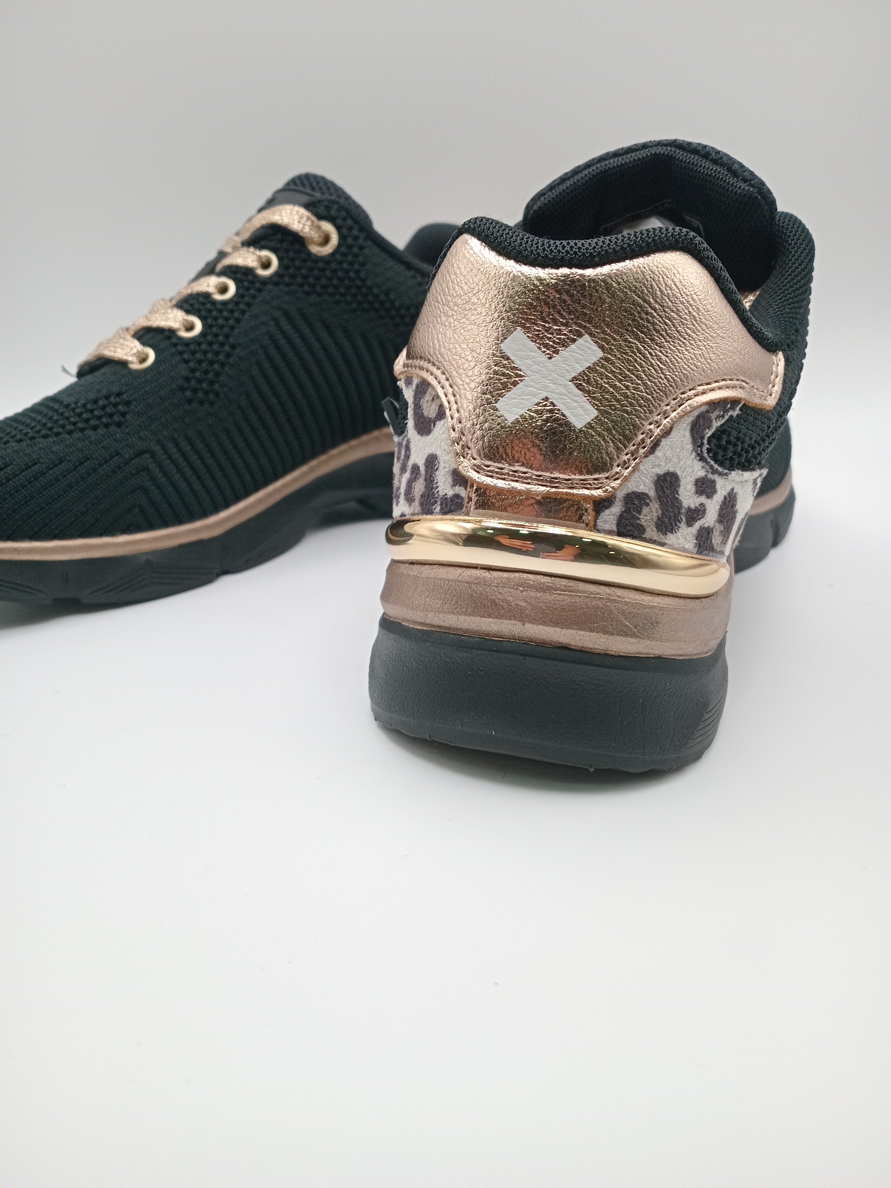 TÊNIS XTI PRETO DOURADO ONÇA ANIMAL PRINT TECIDO SOLA SPORT