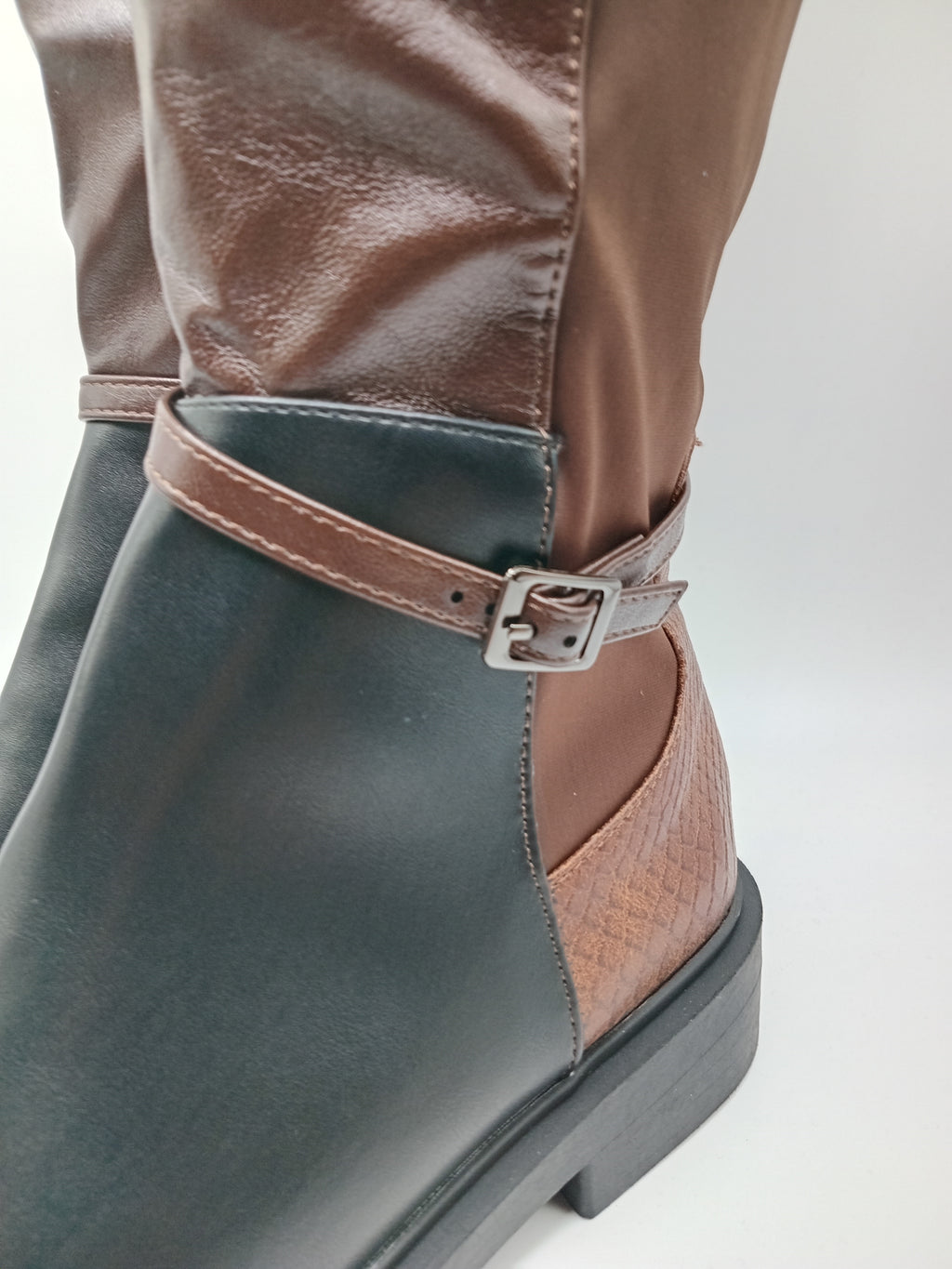 BOTA CAVALEIRA BUONAROTTI PRETO E CASTANHO ECO PELE ZIPER TIRA REGULADORA LATERAL