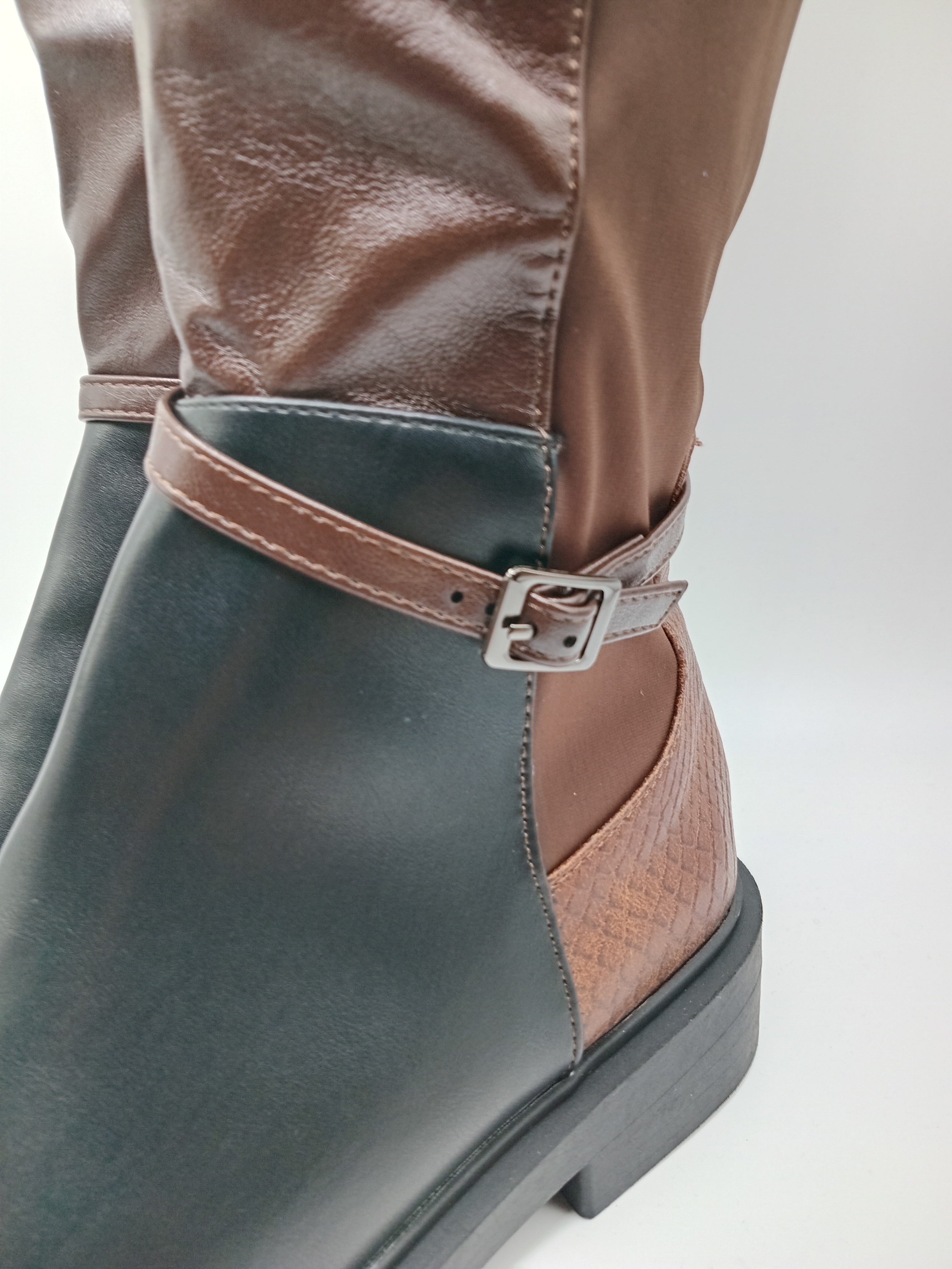 BOTA CAVALEIRA BUONAROTTI PRETO E CASTANHO ECO PELE ZIPER TIRA REGULADORA LATERAL